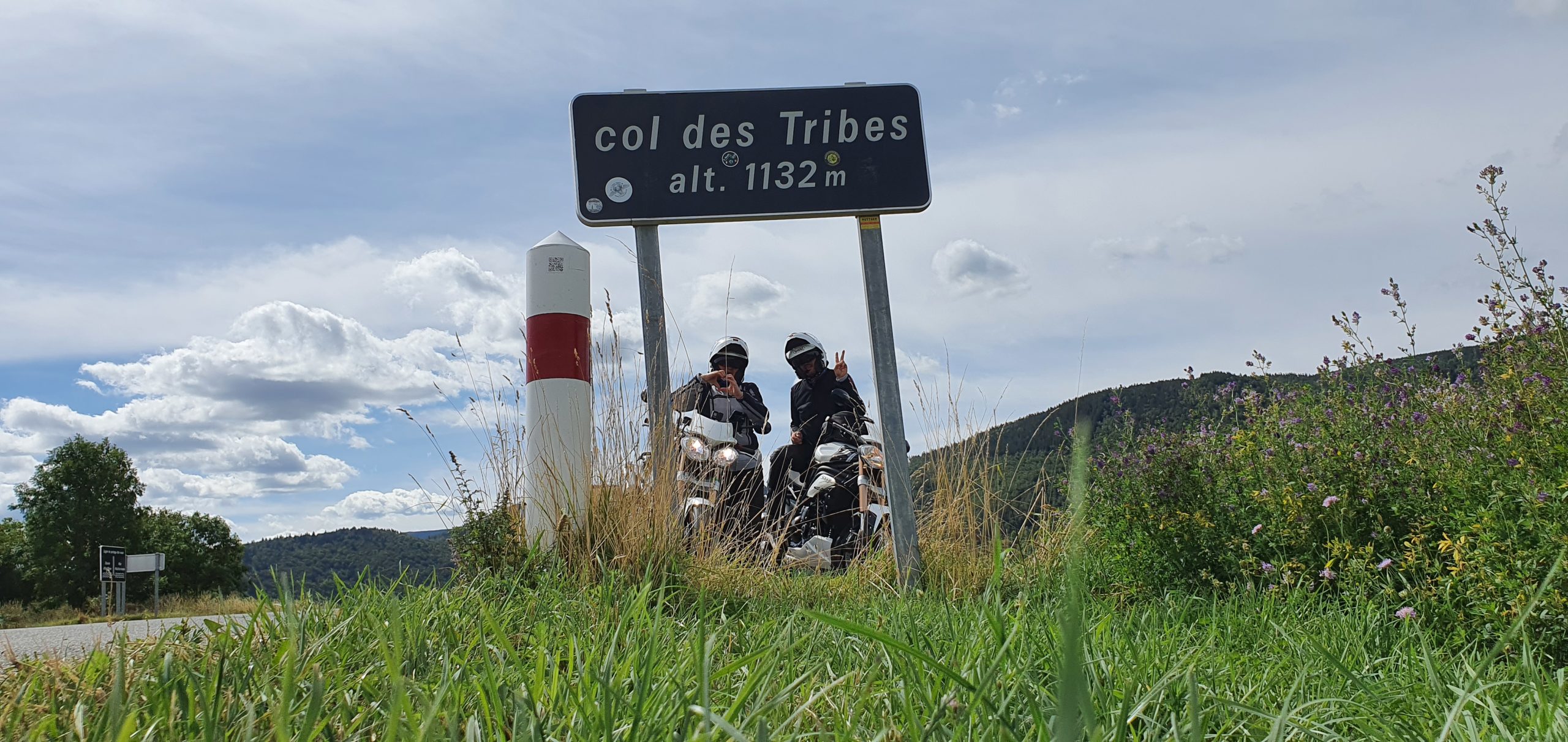 Col des Tribes en Lozère avec route de montagne sinueuse dans les Cévennes