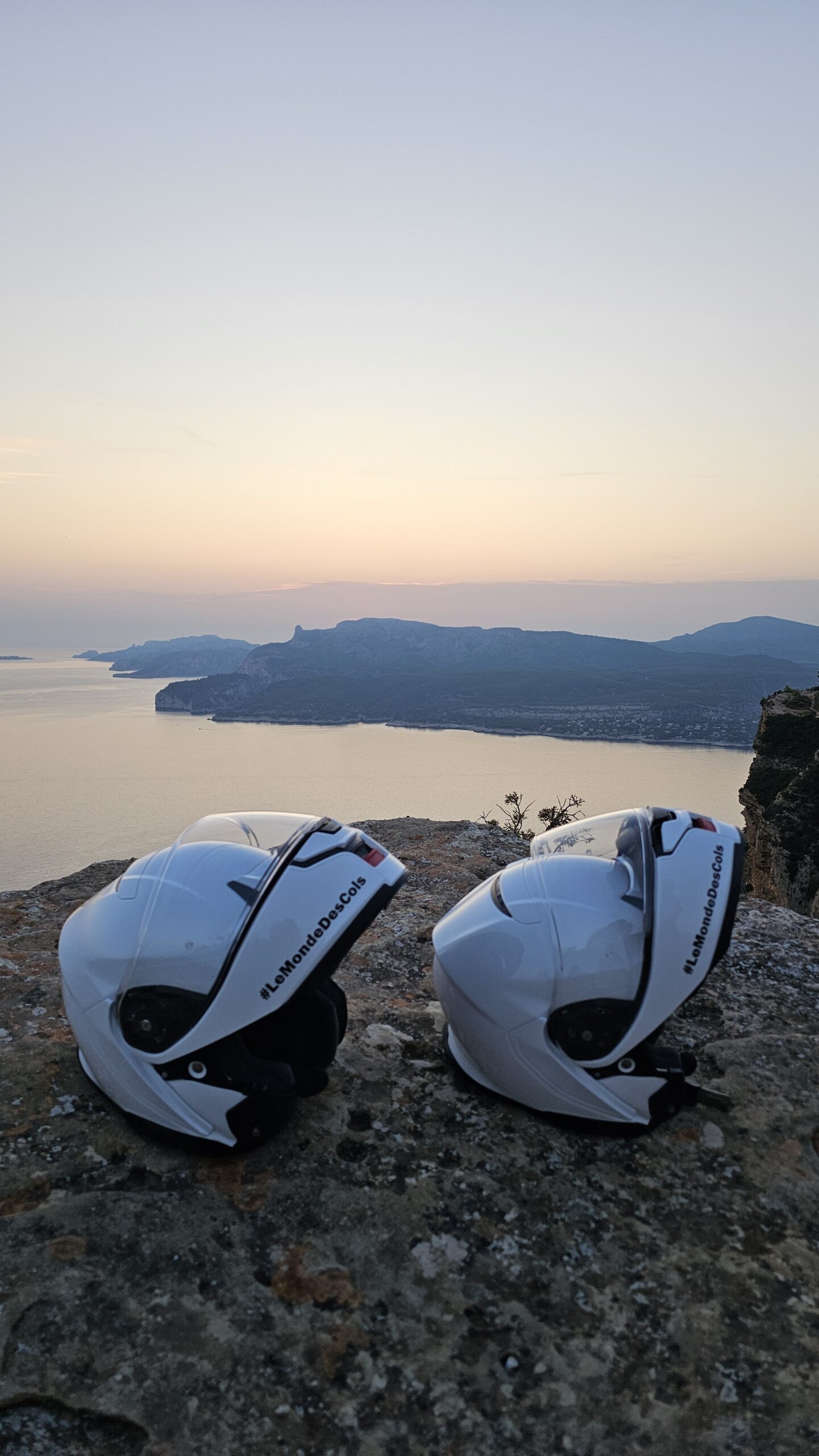 Moto sur la Route des Crêtes à Cassis, dominant les falaises du Cap Canaille et la mer Méditerranée