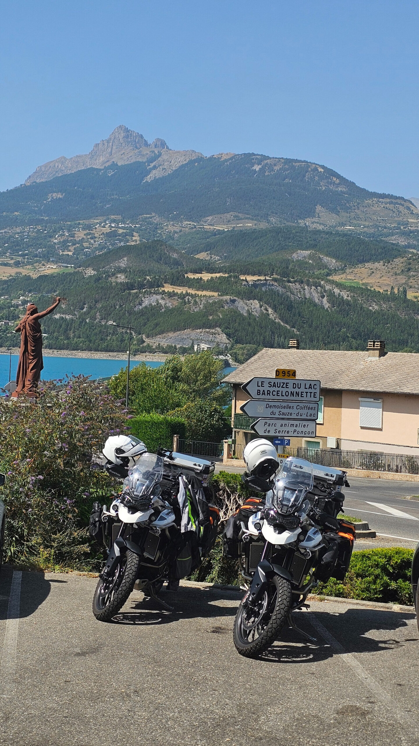 Vue sur le lac de Savine, aux reflets turquoise, entouré des montagnes alpines sur la route du Col de l’Izoard