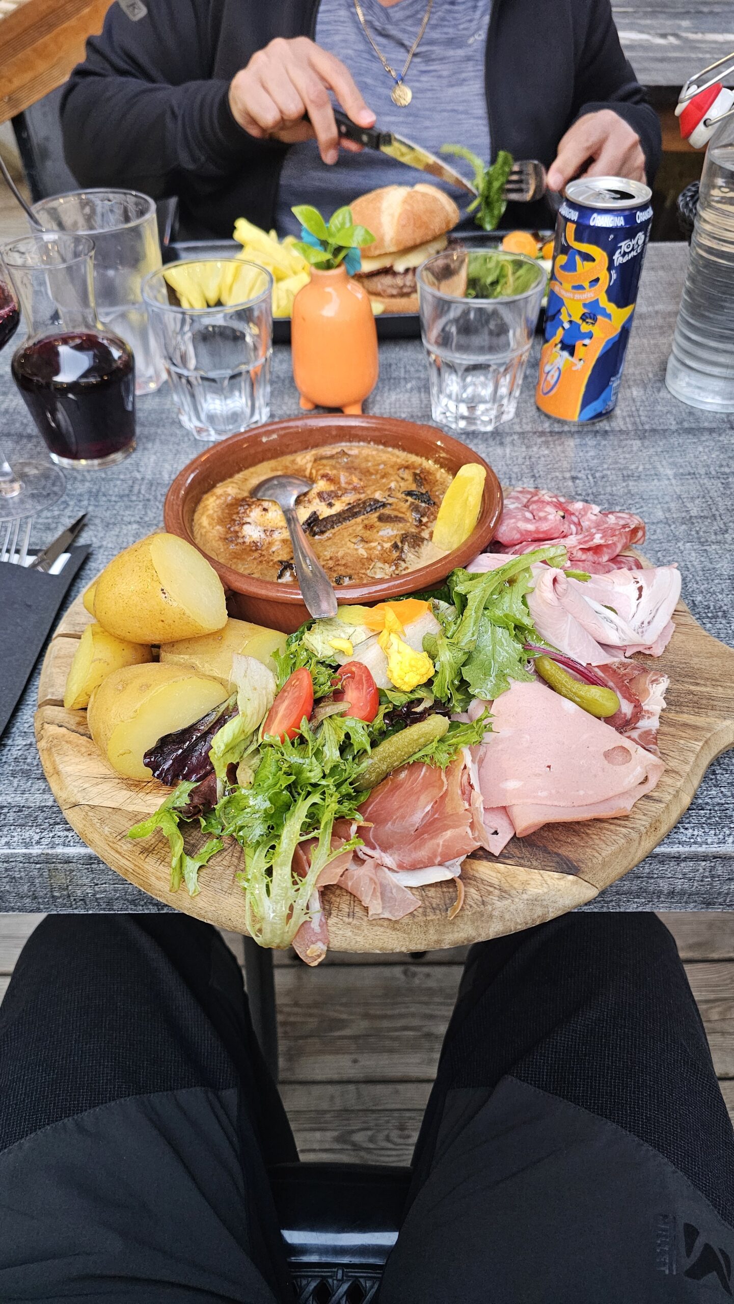 Plat montagnard servi au restaurant Le Marmiton à Valmeinier, halte gourmande sur les routes alpines - France