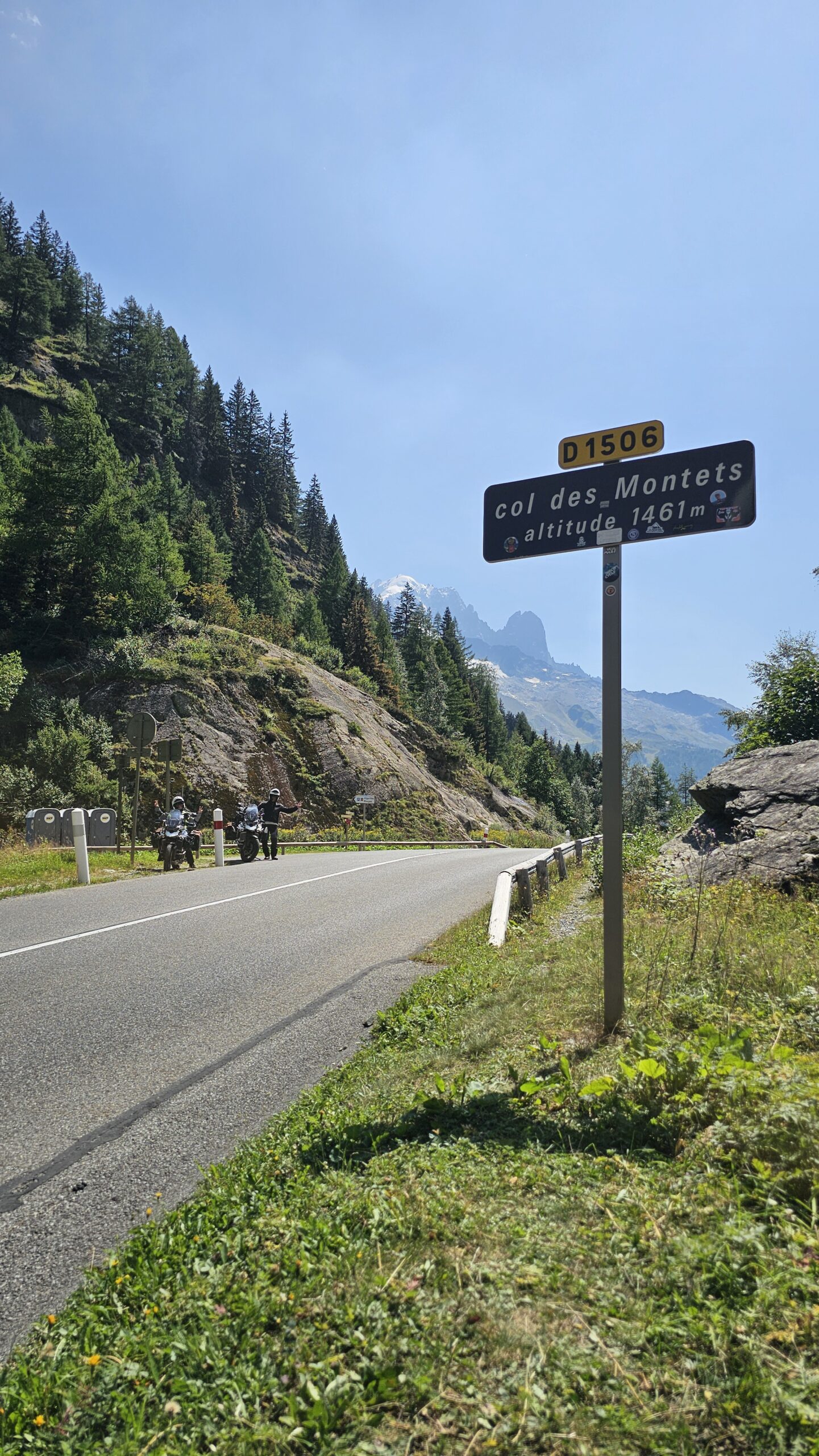Vue du col des Montets, entre Chamonix et Vallorcine, sur la route alpine avec le massif du Mont-Blanc en arrière-plan