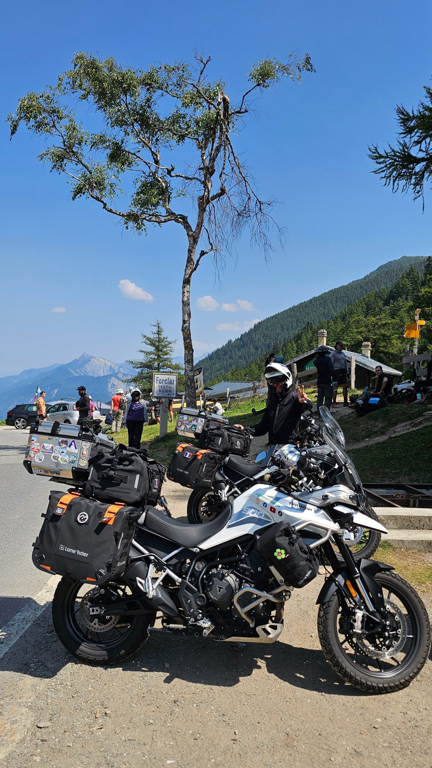 Vue du col de la Forclaz en Suisse, sur la route reliant Martigny à Chamonix avec le massif du Mont-Blanc en arrière-plan