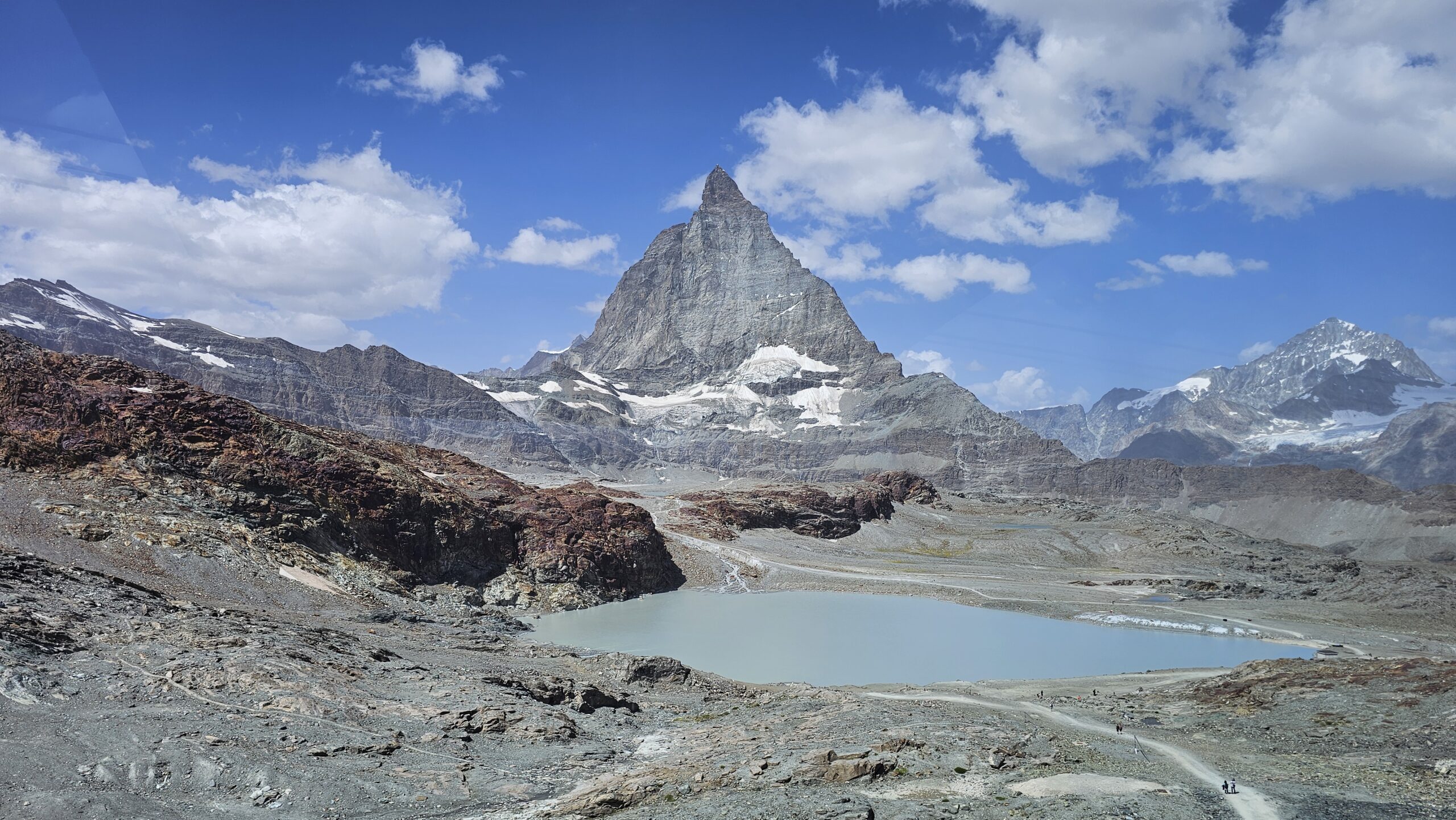 Vue depuis le Matterhorn Express, avec un lac alpin et le Cervin (Matterhorn) en arrière-plan, près de Zermatt en Suisse - Toblerone