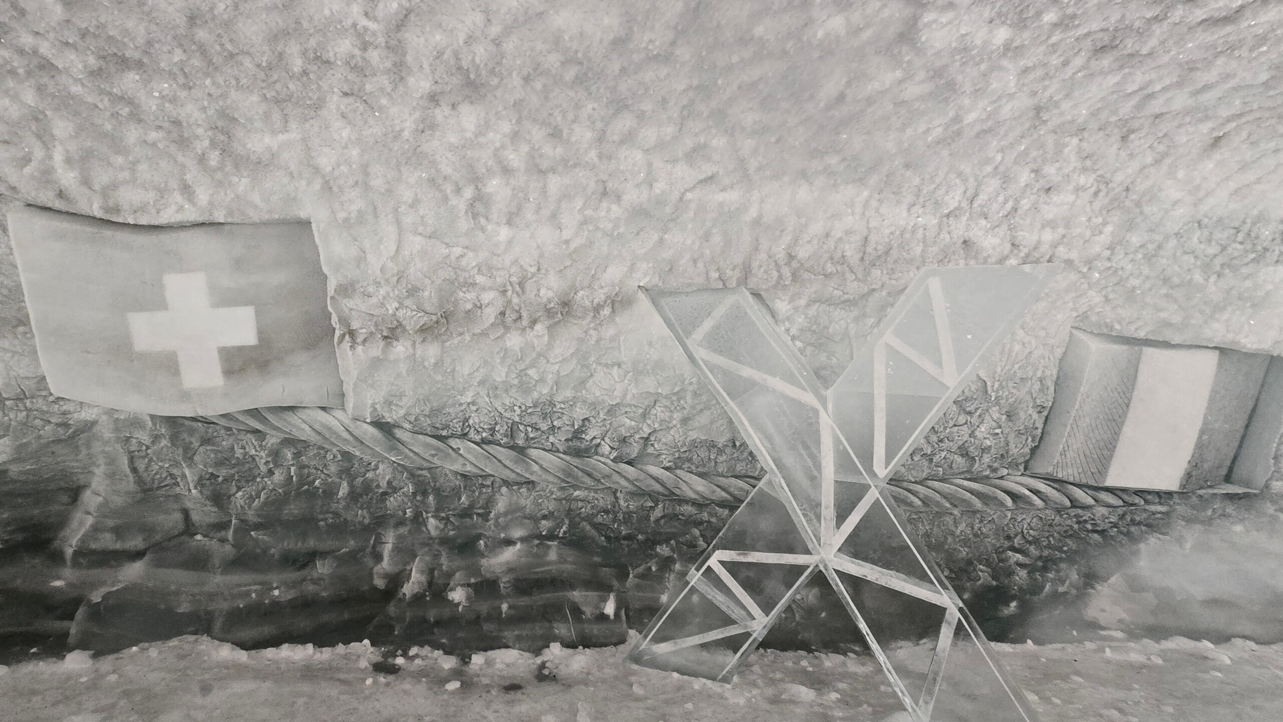 Sculpture de glace représentant les drapeaux suisse et italien dans le Glacier Palace, au sommet du Matterhorn Glacier Paradise