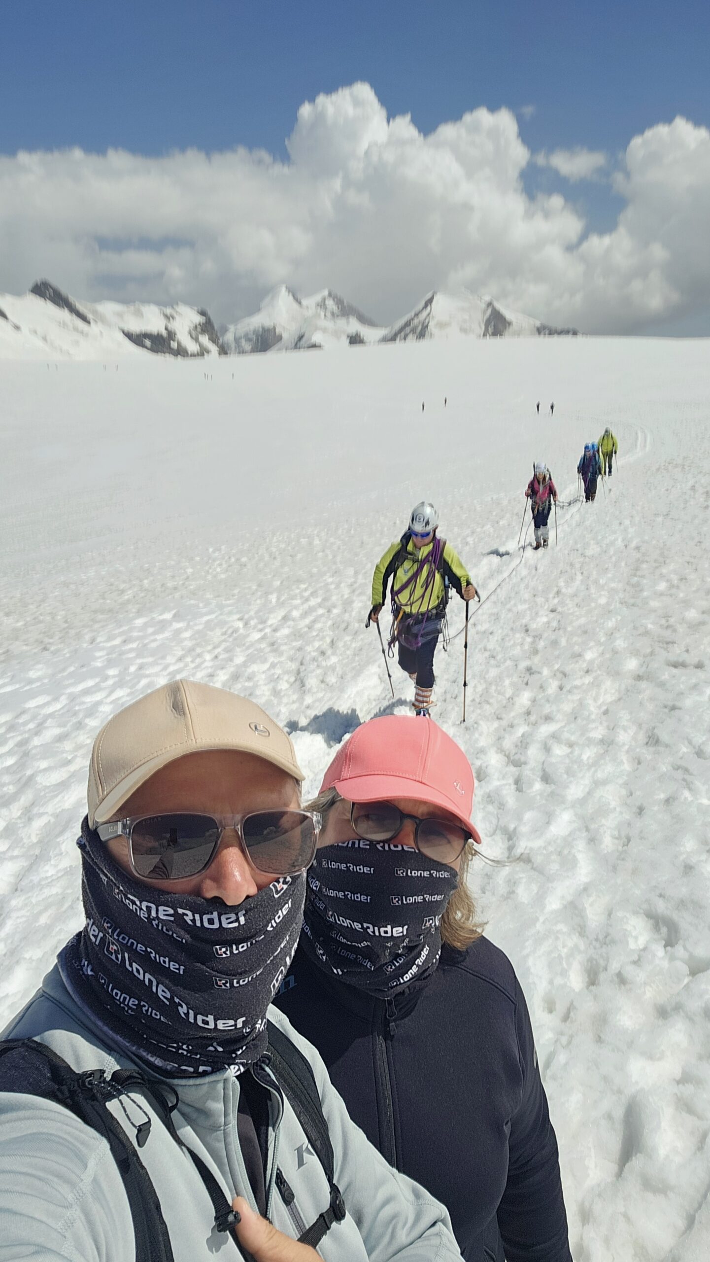 Cordées de montagnards sur la neige au pied du Breithorn, près de l’arrivée du Matterhorn Express à Zermatt, Suisse