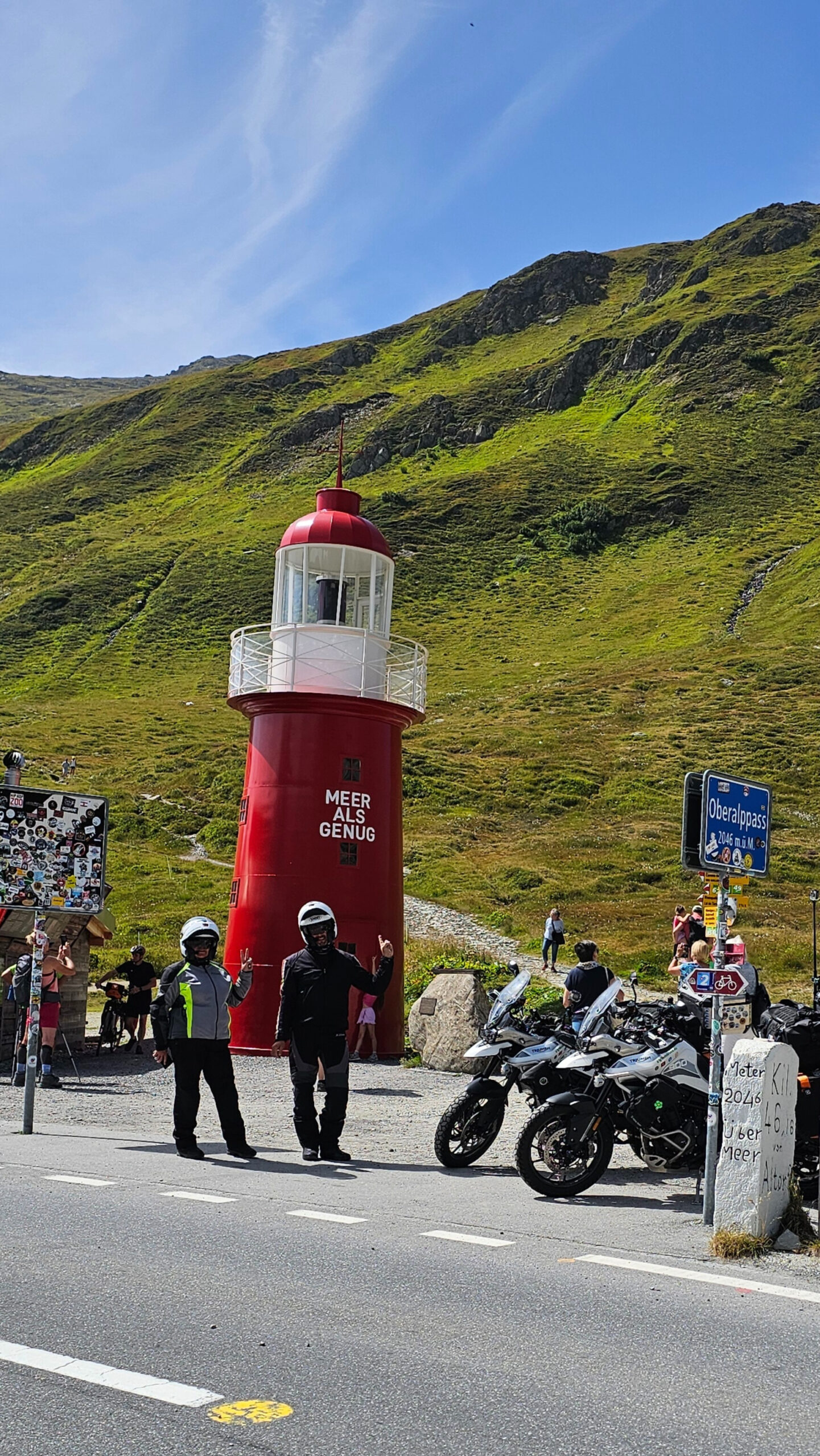 Vue panoramique de l’Oberalppass en Suisse, avec route alpine, lacs et montagnes en arrière-plan