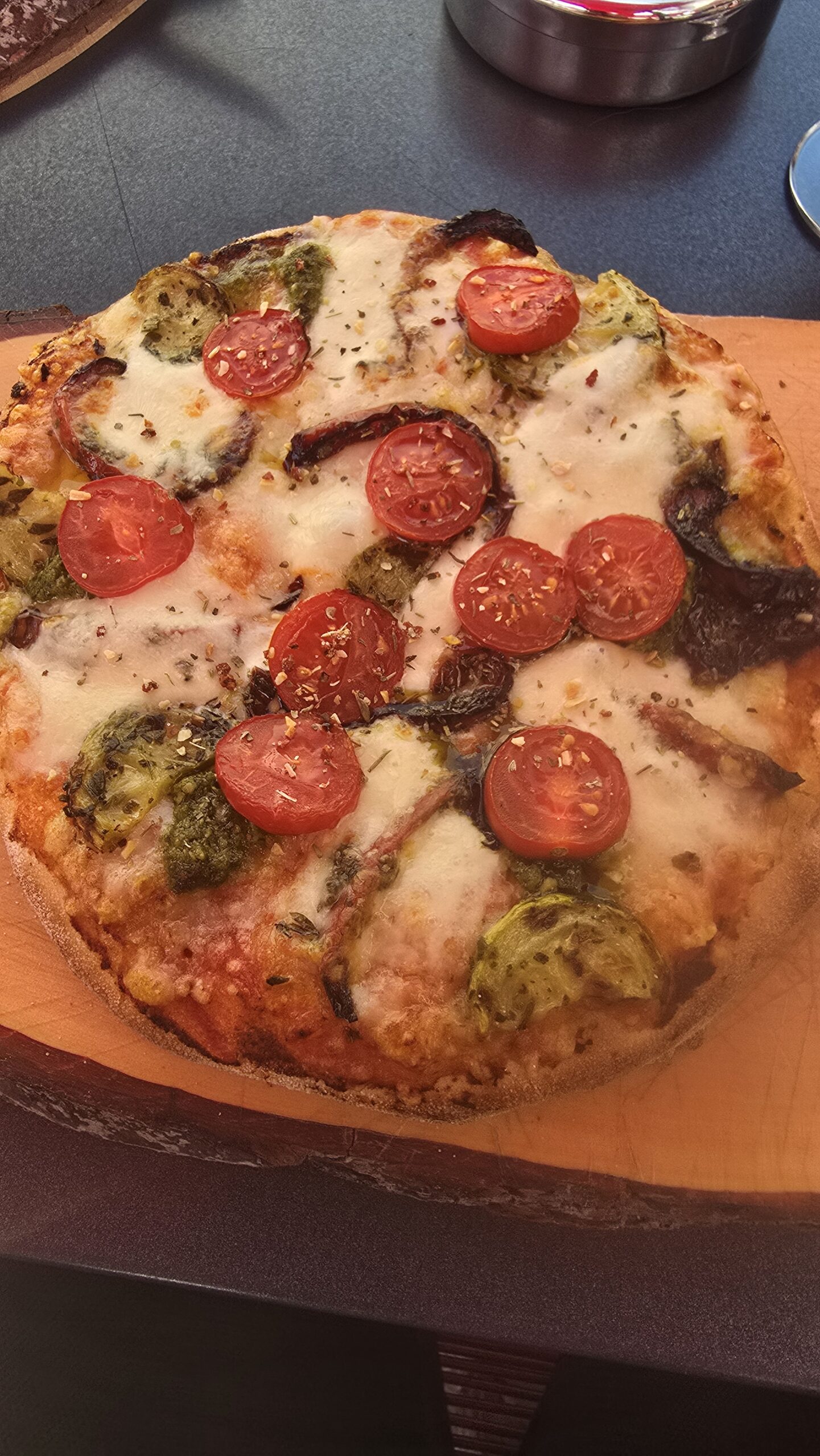 Photo d’une pinsa italienne servie dans un petit restaurant de montagne lors d’une halte moto