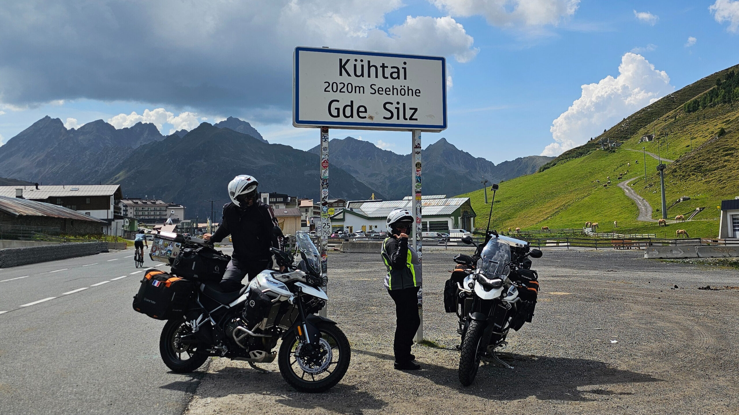 Photo de nos motos garées à Kuhtai, sur la route d’altitude entourée de montagnes et de chalets autrichiens