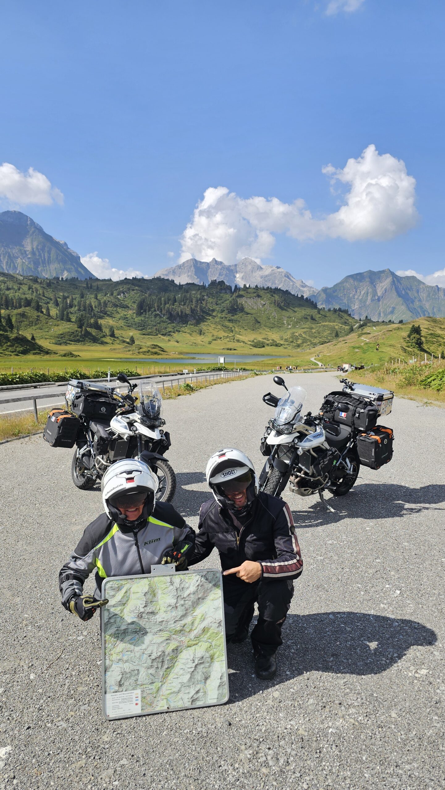 Photo devant la carte du Hochtannbergpass, prise sur le parking du col, dans les Alpes autrichiennes