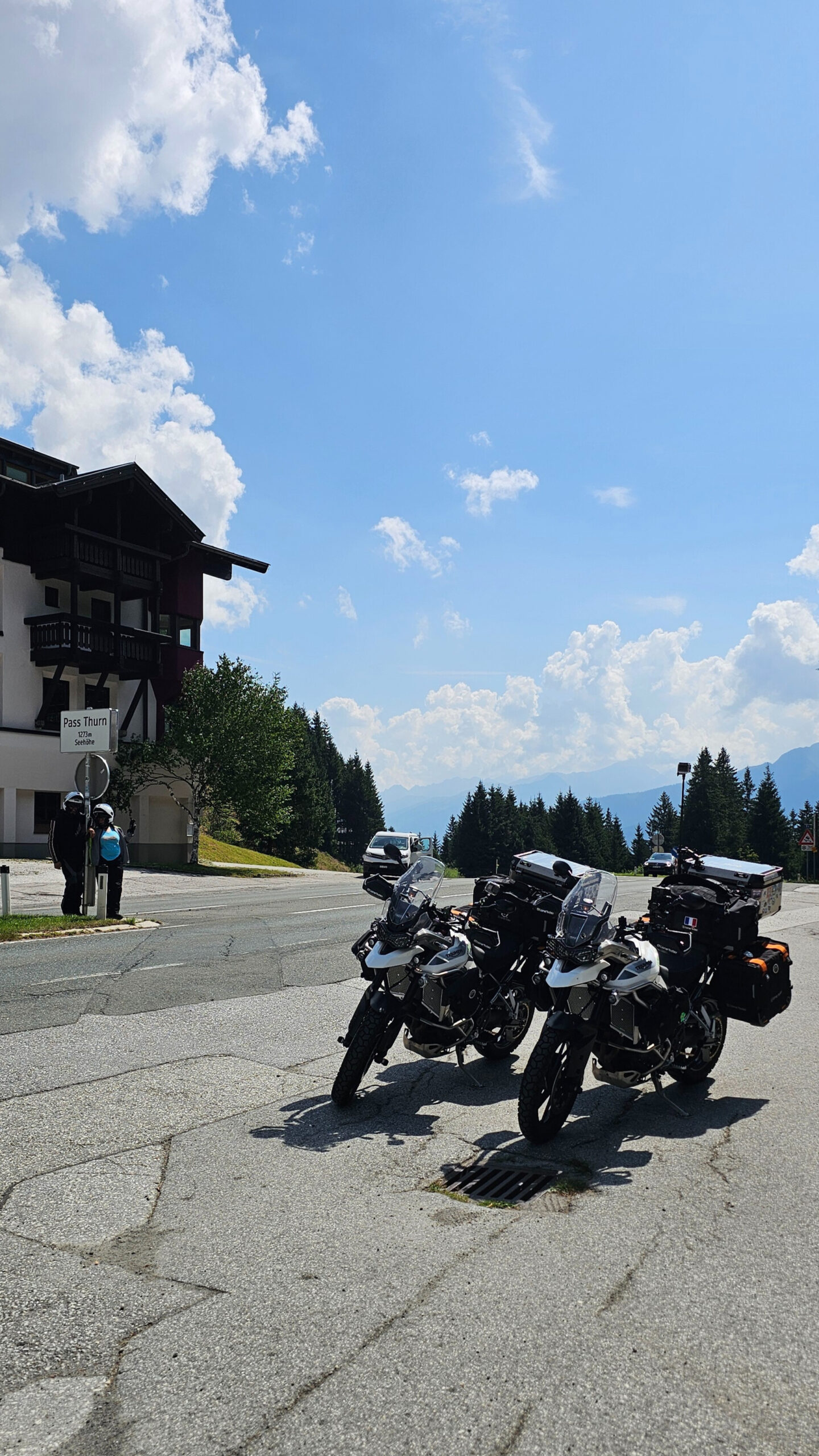 Vue du Thurn Pass à moto, entre Kitzbühel et Mittersill, au cœur des Alpes autrichiennes
