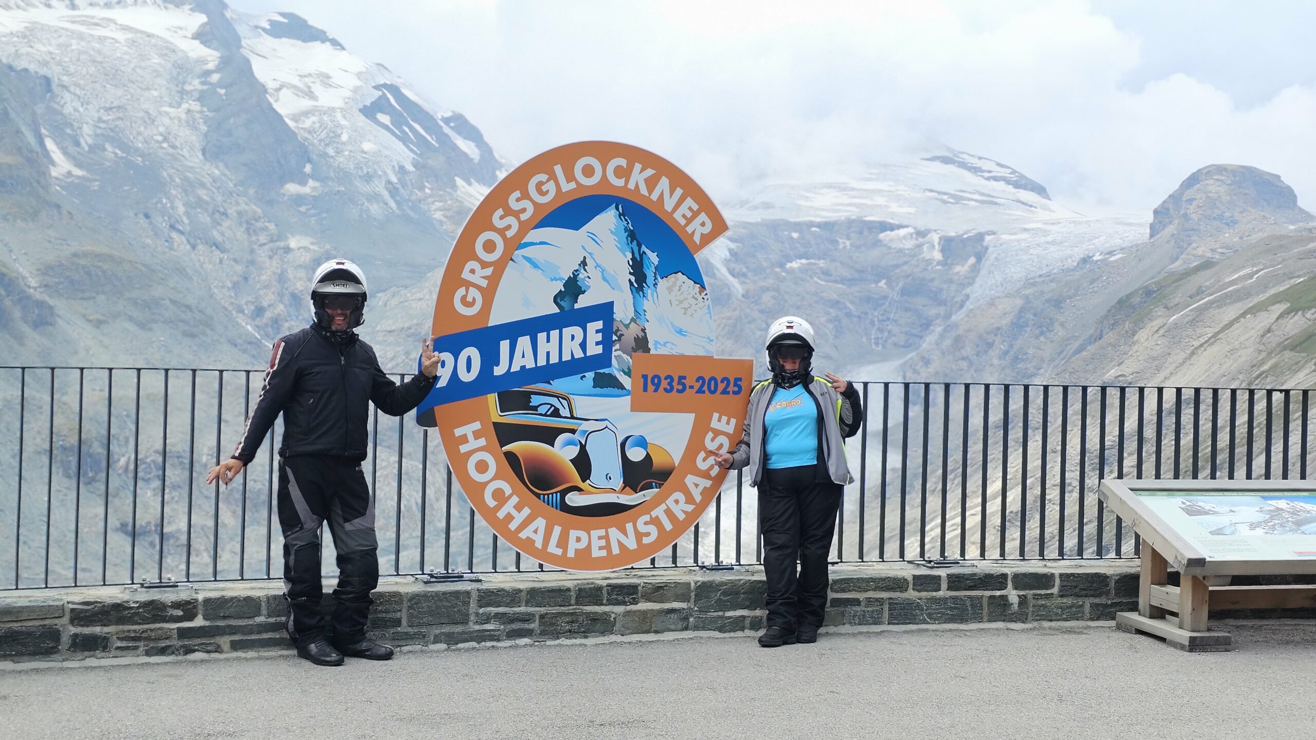 Vue panoramique du Grossglockner à moto, sur la route alpine qui célèbre ses 90 ans, entre le Tyrol et le Salzbourg