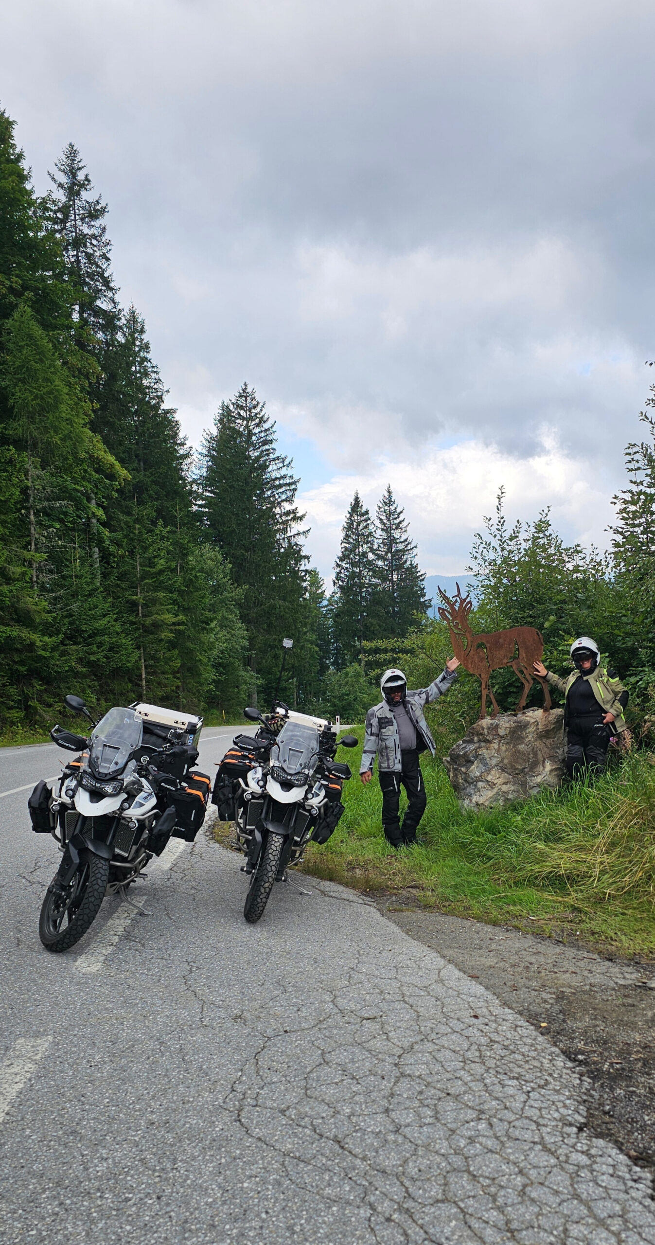 Vue du Gafelsattel à moto, petit col du Tyrol reconnu pour sa biche en tôle à son sommet