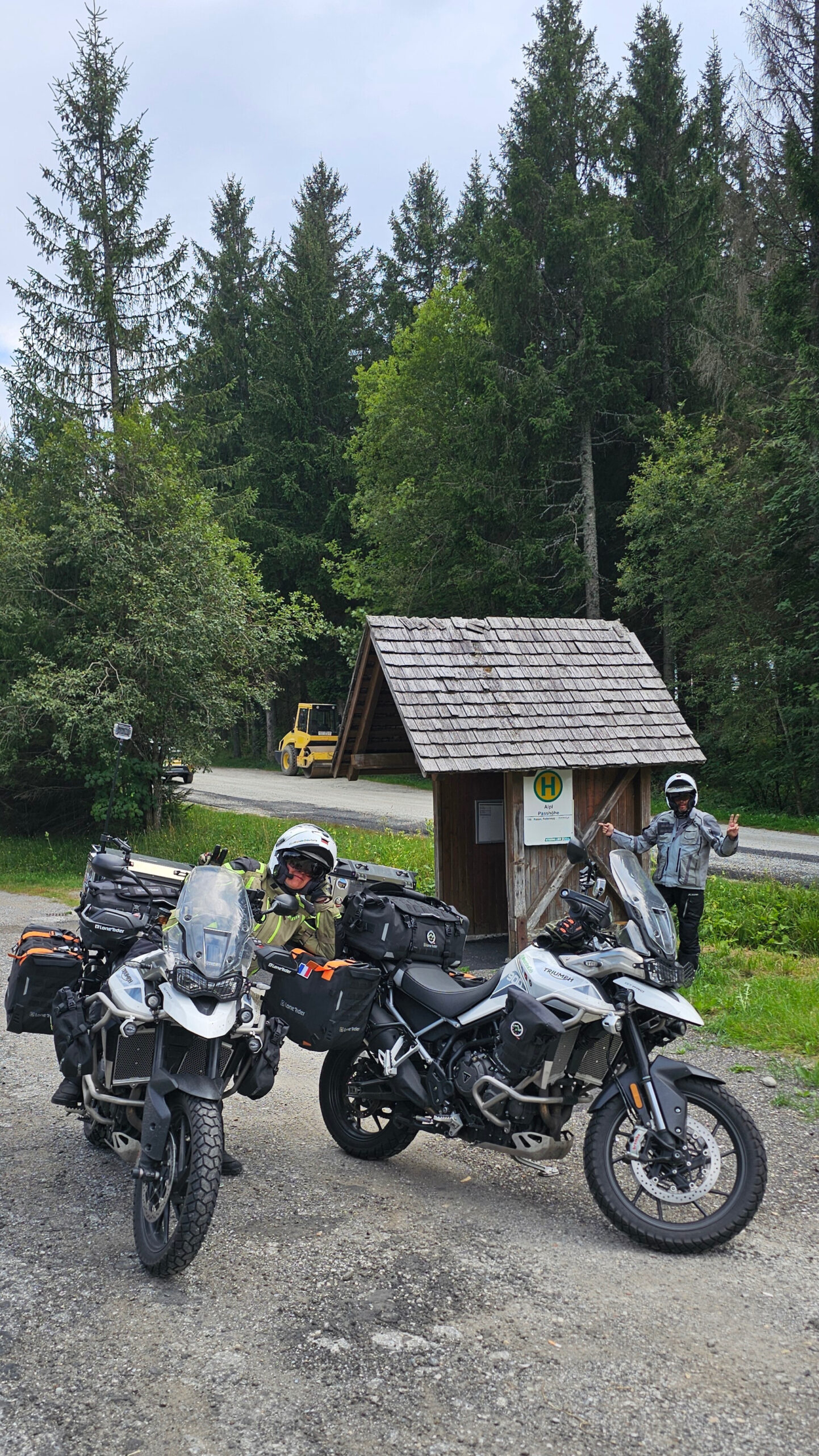 Panneau du col Alppasshöhe fixé sur un arrêt de bus en Autriche, photographié lors d’un road trip à moto