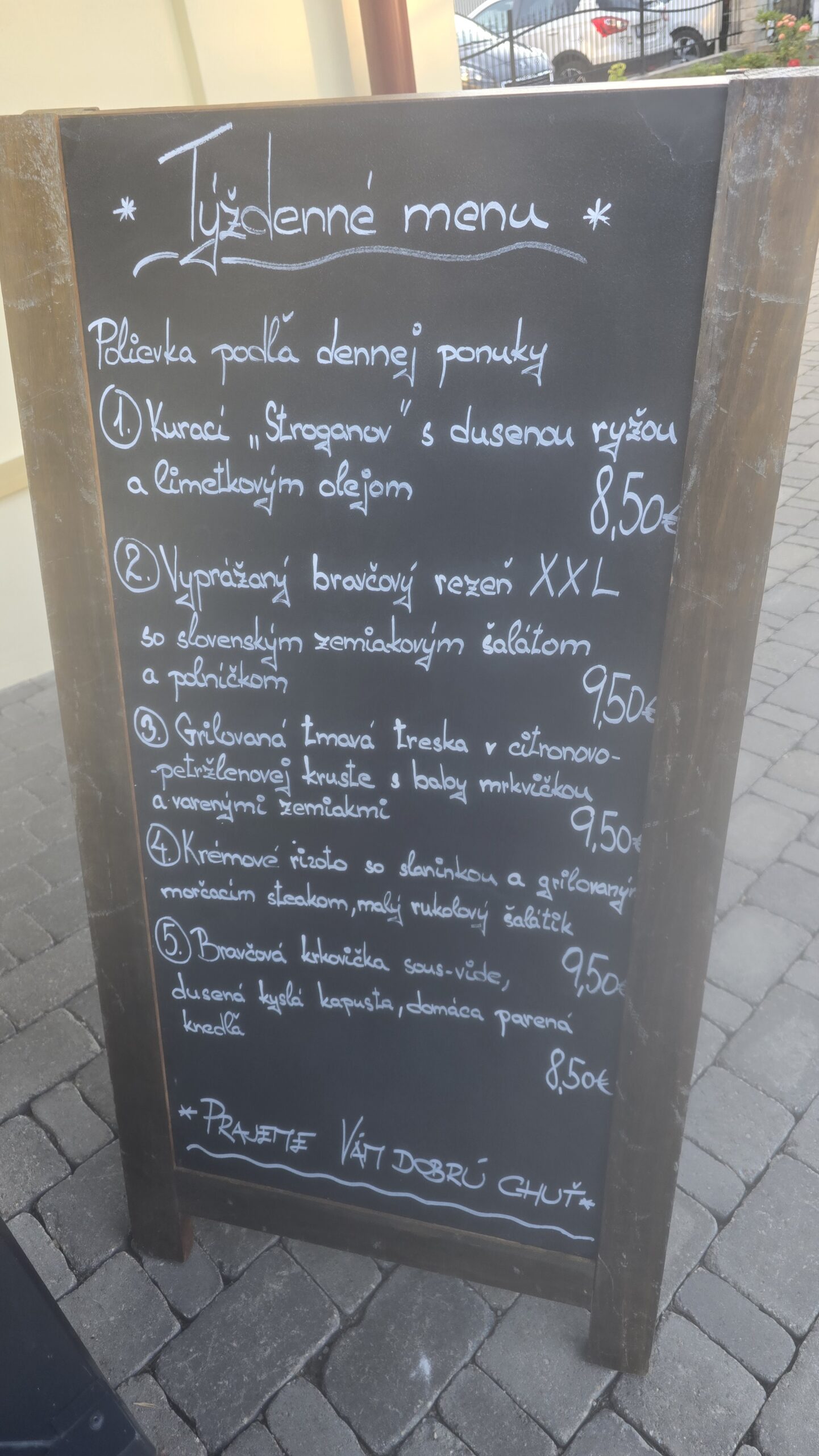 Photo d’une pancarte de restaurant en Slovaquie affichant le menu écrit en slovaque, prise lors d’une halte sur la route.