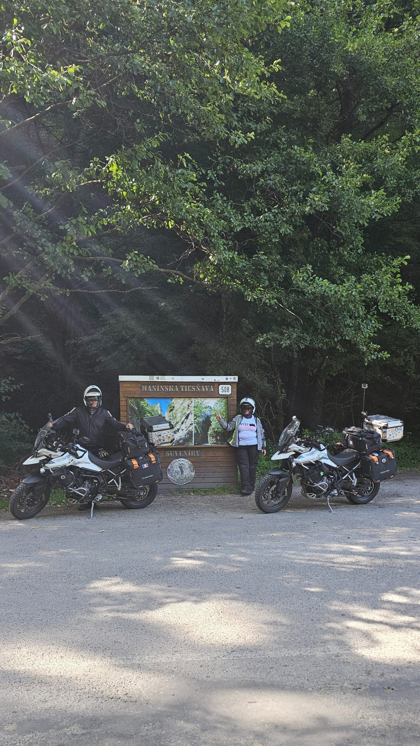 Photo prise à Manínska Tiesňava, en Slovaquie : route sinueuse traversant une gorge étroite encadrée par de hautes falaises calcaires.