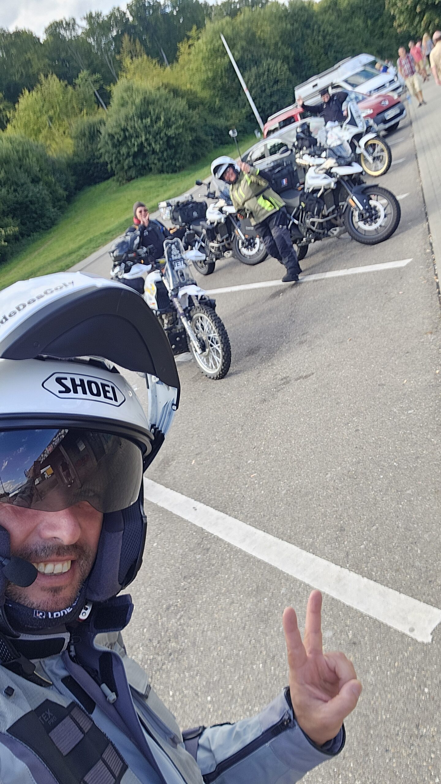 Photo prise sur une aire de repos en Allemagne, montrant nos motos et celles d’un couple de motards derrière la chaîne YouTube Outlaw6660