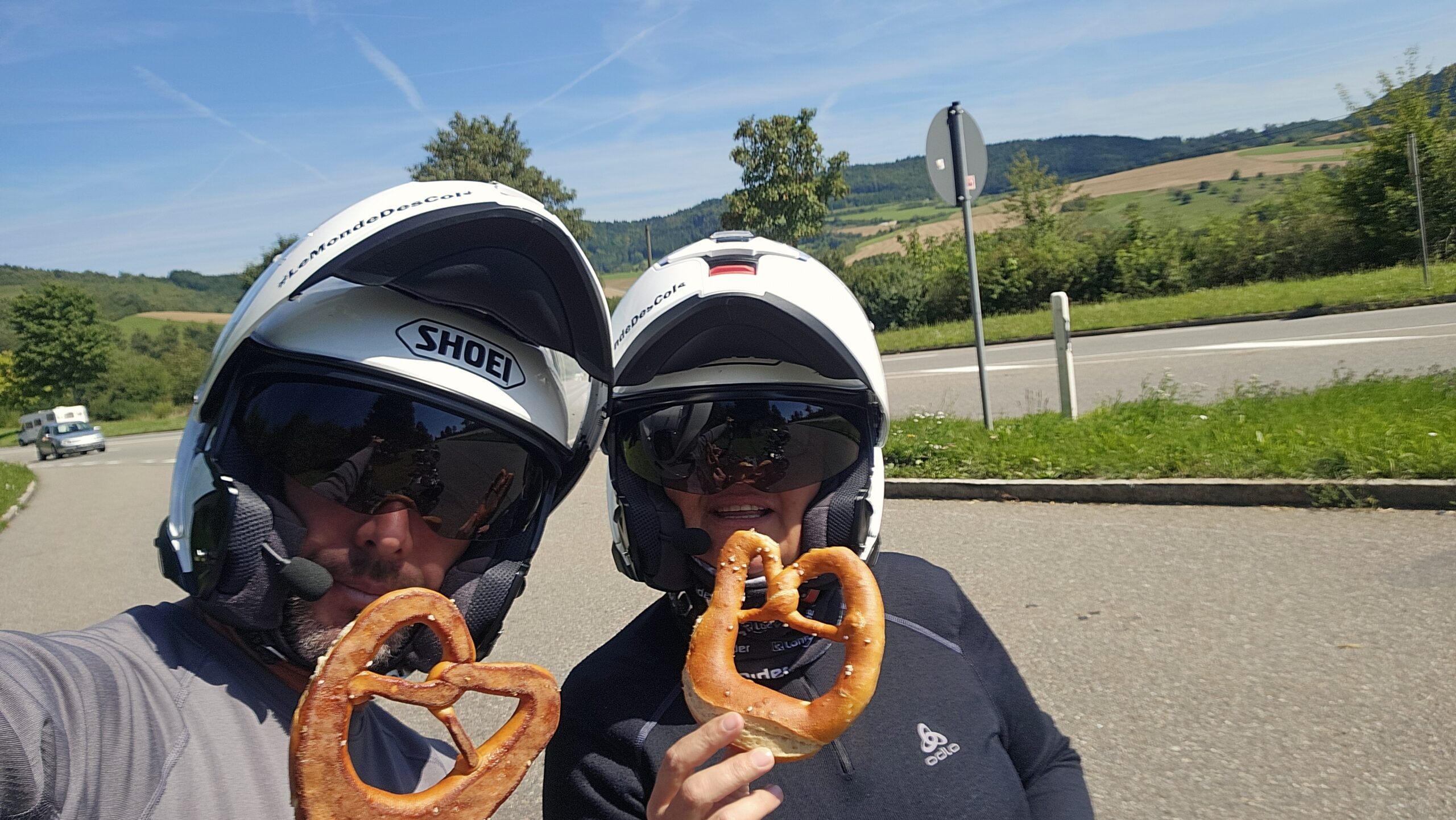 Photo de notre pause sur la route avec les bretzels offerts par Katharina, pris comme repas improvisé et moment de détente.
