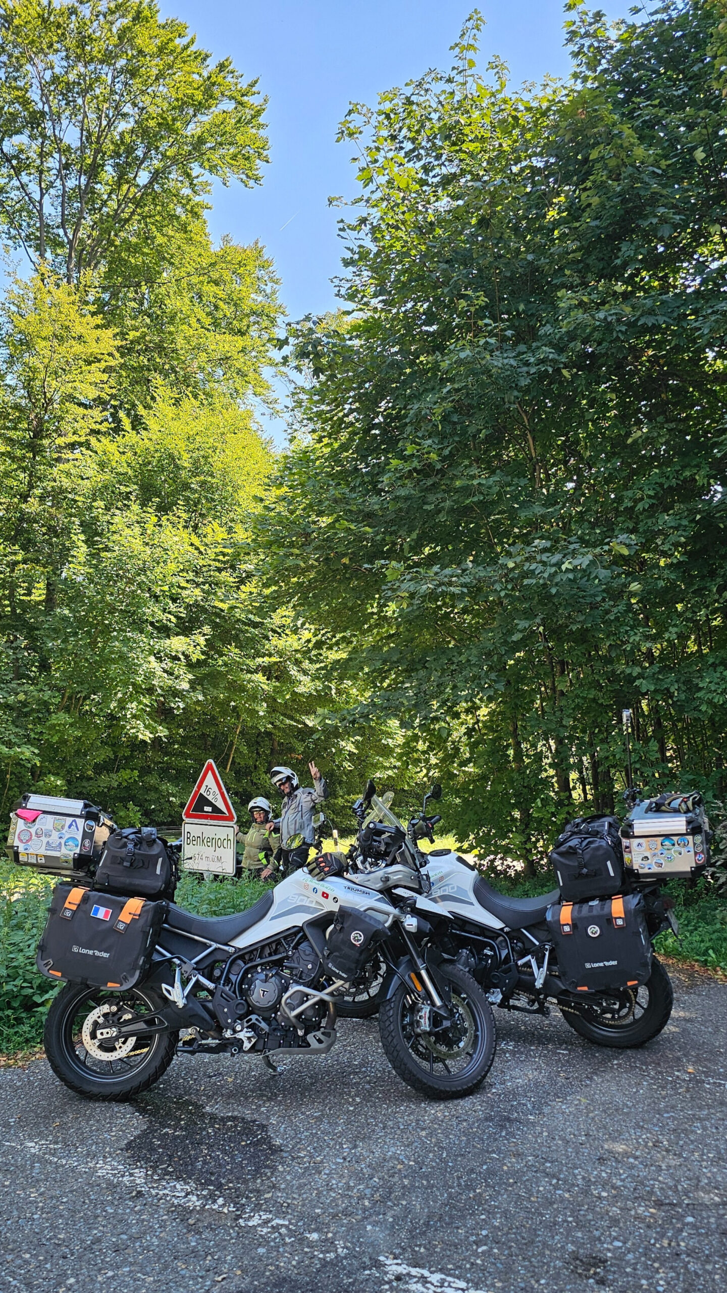Photo devant le panneau du Benkernjoch indiquant une pente à 16 %, sur la route de montagne en Autriche.