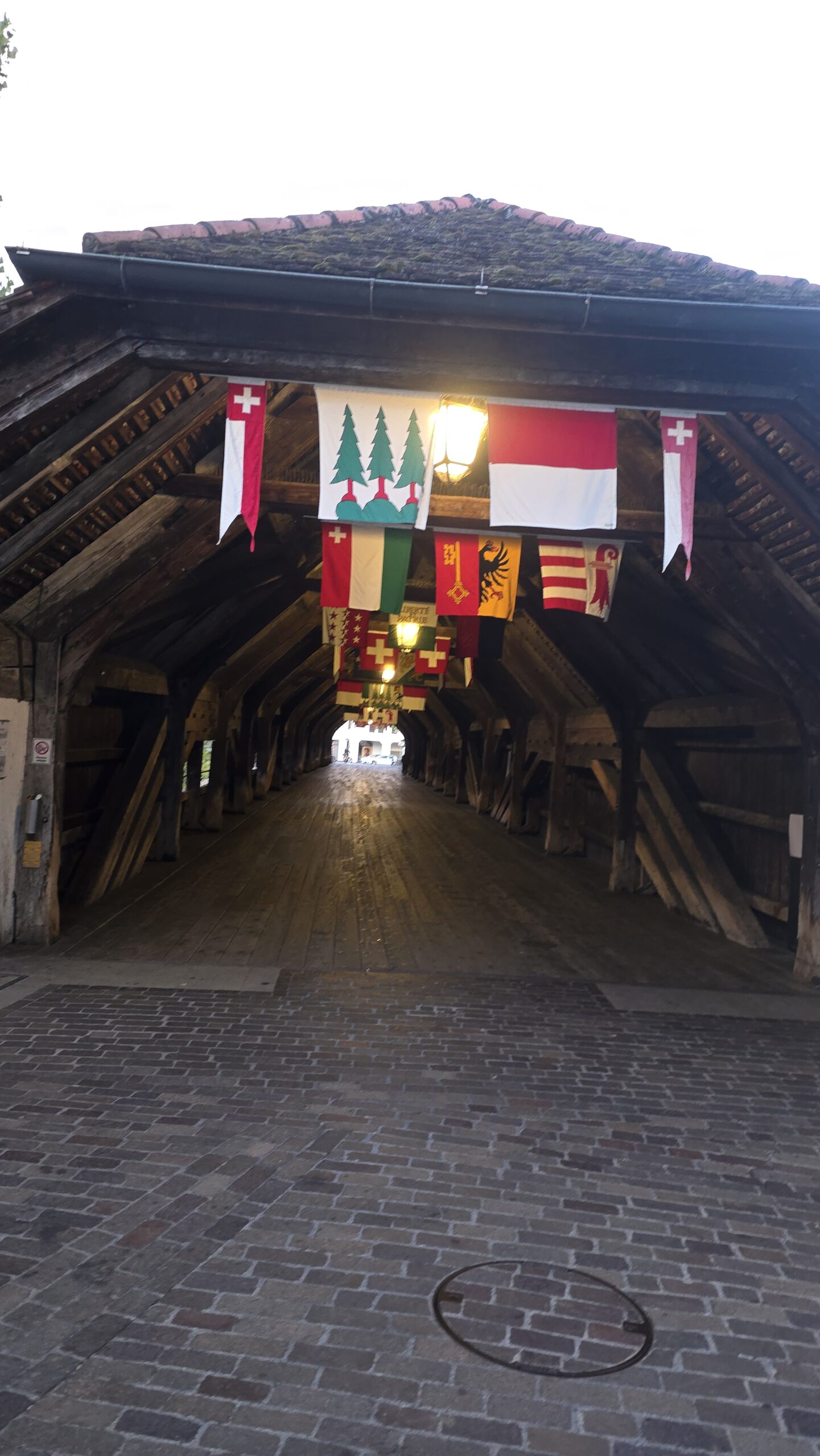 Photo d’un pont en bois traversant l’Aar à Aarau, Suisse, séparant la vieille ville de l’autre rive.