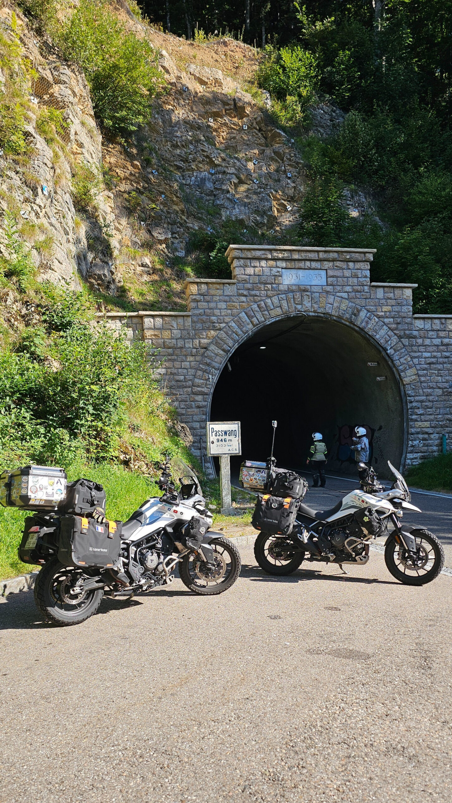 Nos motos au col de Passwang, en Suisse, sur une route sinueuse du Jura bâlois baignée d’une lumière douce et de brume matinale.