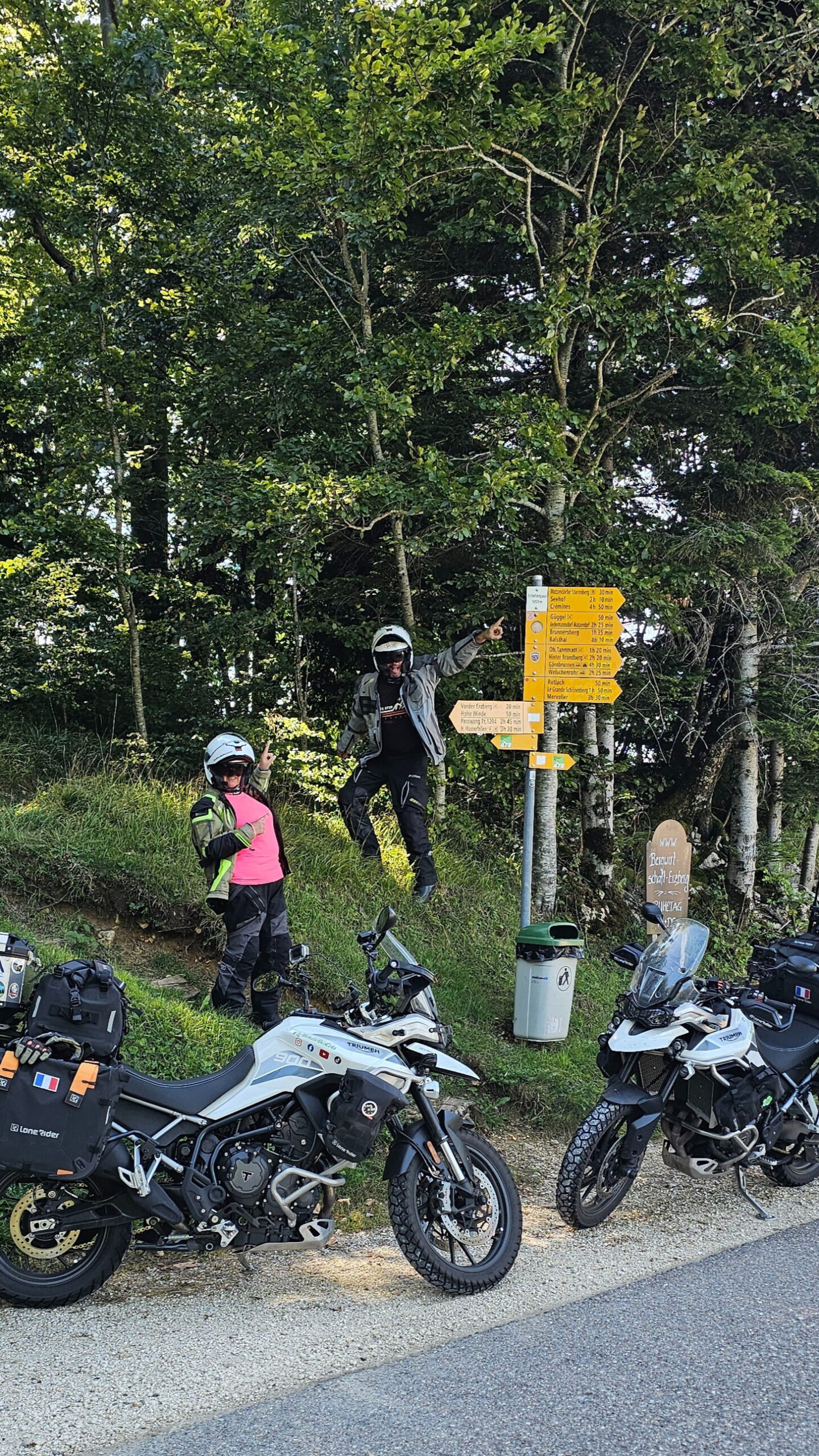 Nos motos au col de Schelten, serpentant sur une route étroite bordée de forêts dans le Jura suisse, entre les cantons de Berne et de Soleure.