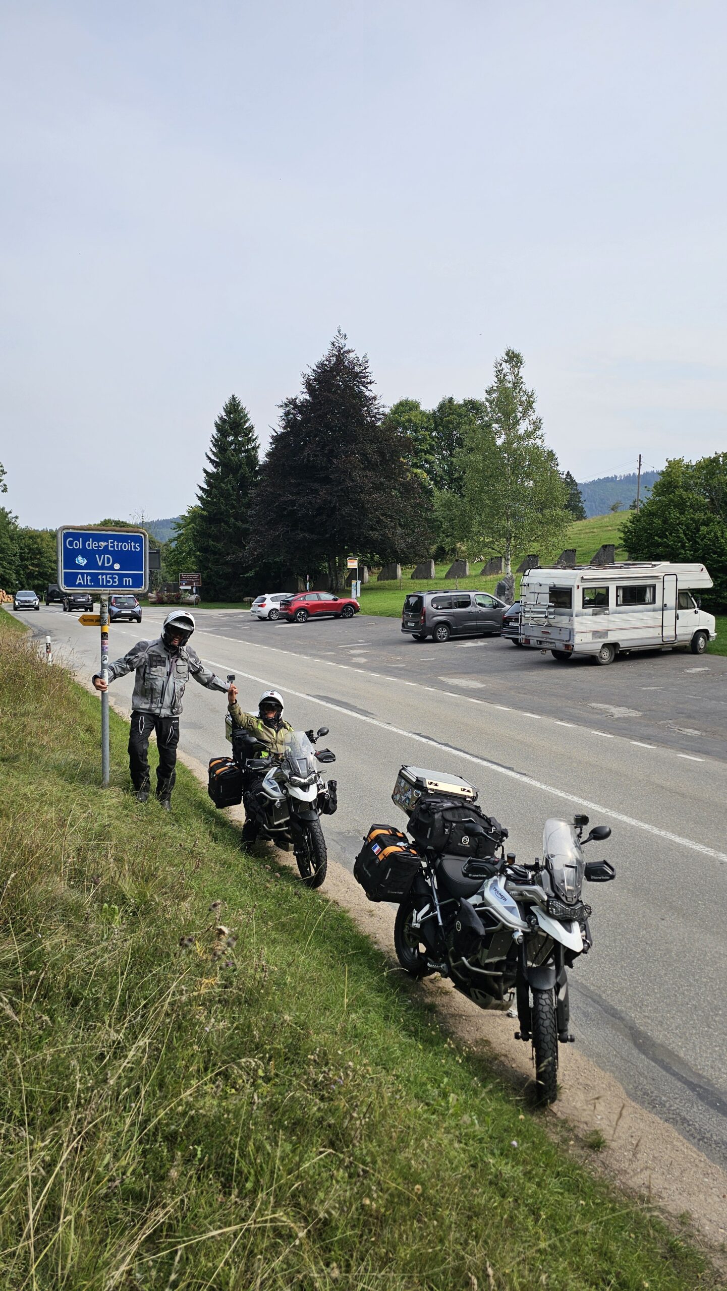 Nos motos au col des Étroits, sur la route de frontière entre la Suisse et la France, dans le Jura.