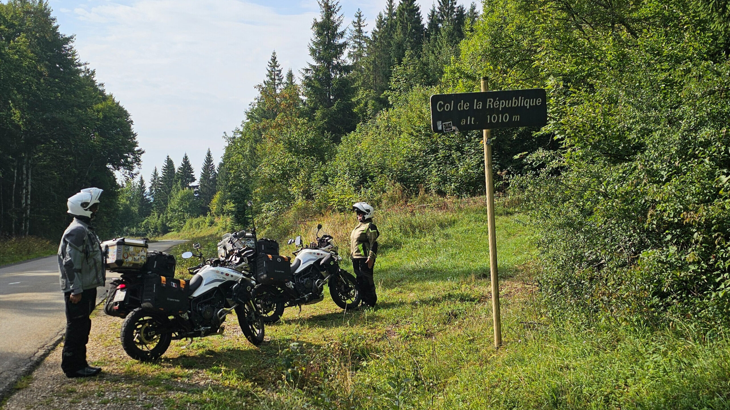 Nos motos au col de la République, sur la route près de Pontarlier, dernier col de notre roadtrip.