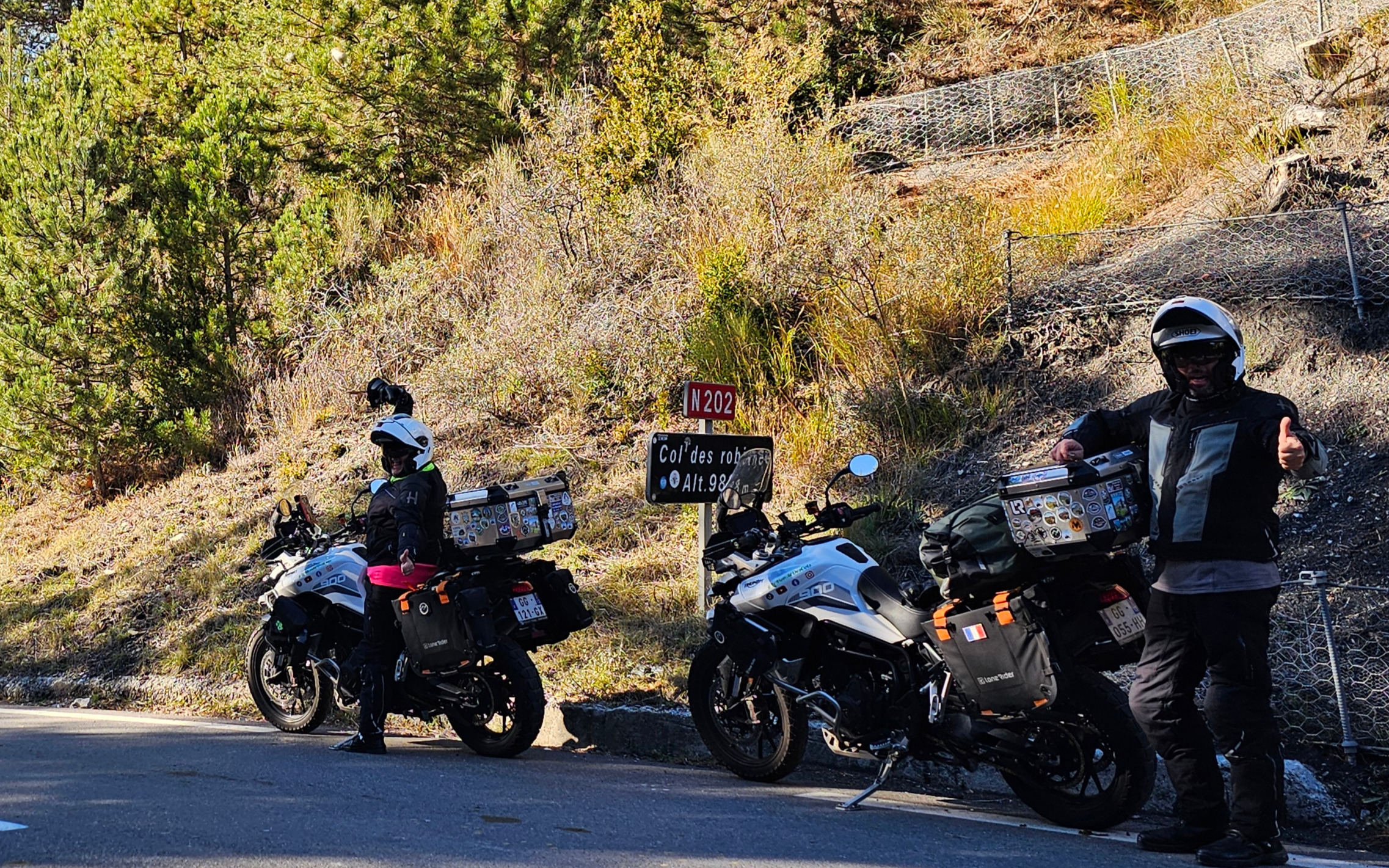Vue du sommet du Col des Robines à moto avec le panneau altitude 988m