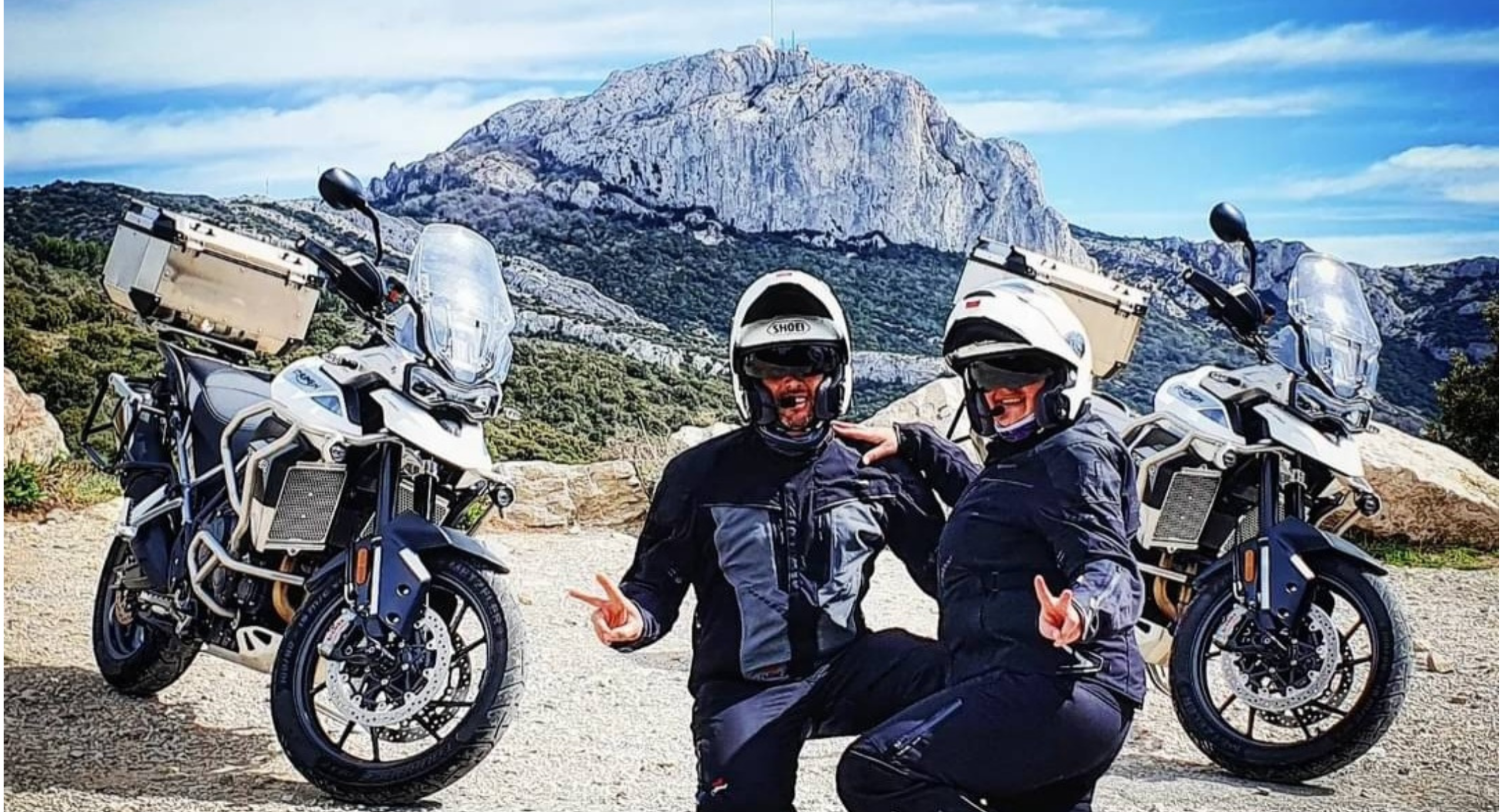 Groupe de motards au sommet du col de l'Espigoulier sous le Pic de Bertagne