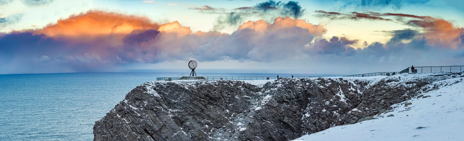 Globe du Nordkapp dominant l’océan Arctique en Norvège, destination mythique des motards au bout de l’Europe