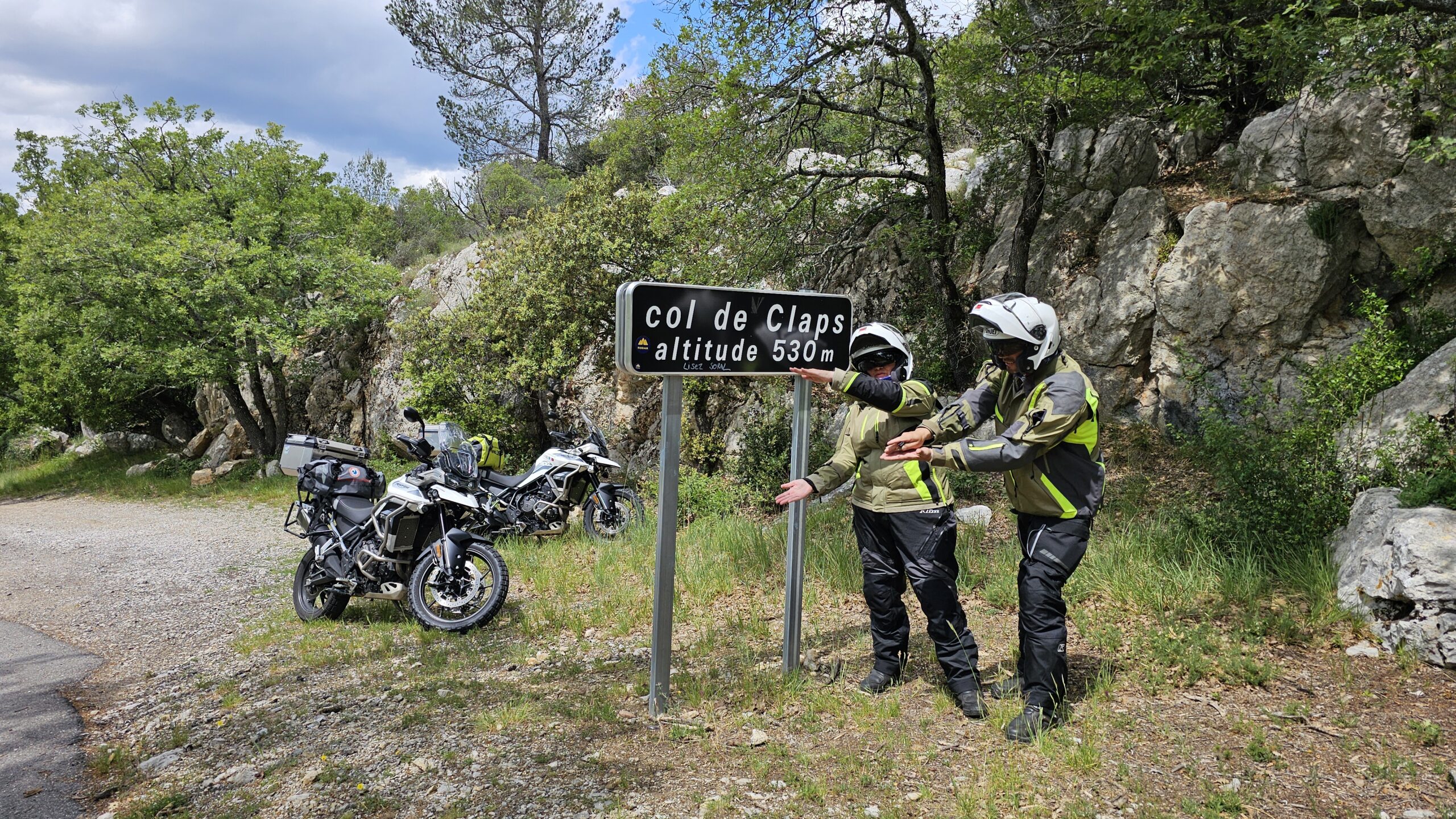 Route sinueuse du Col de Claps avec la face sud de la Sainte-Victoire en arrière-plan.