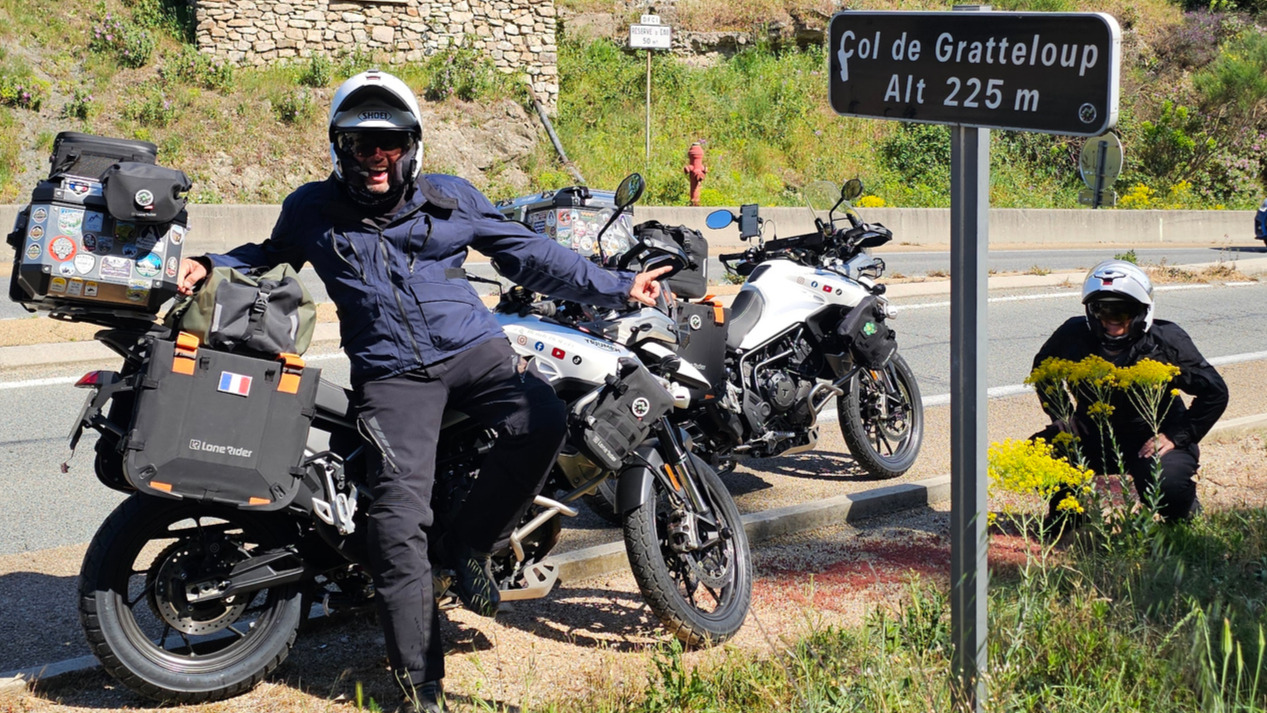 Panneau du Col de Gratte-Loup sur la double voie D25 dans le Var.