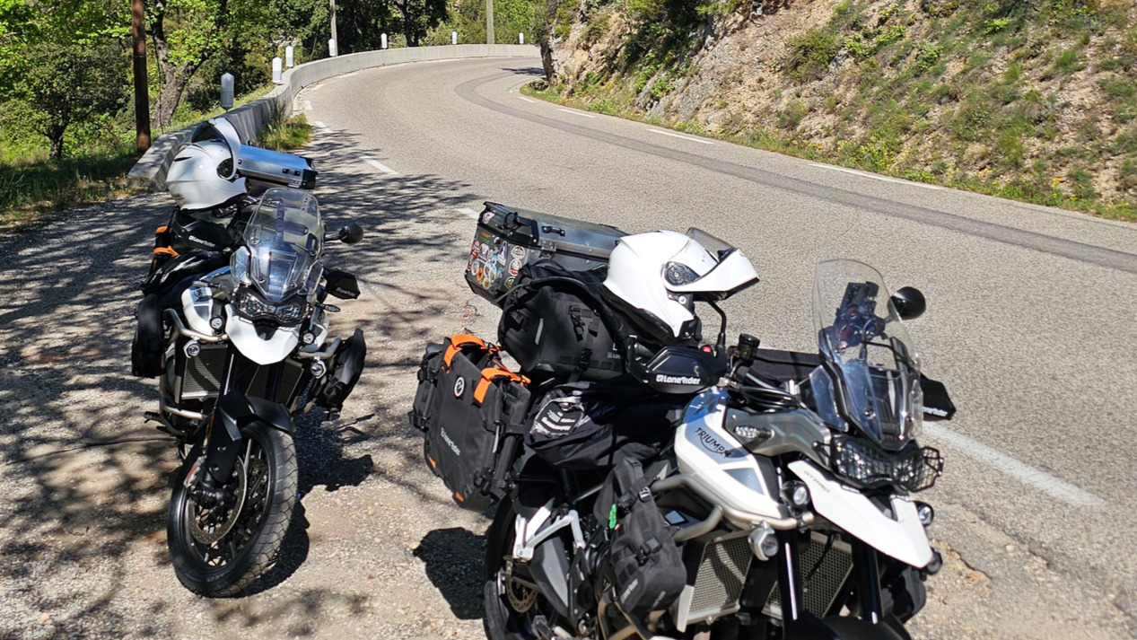 Virages en lacets du col de l'Ange montant vers le plateau du Castell