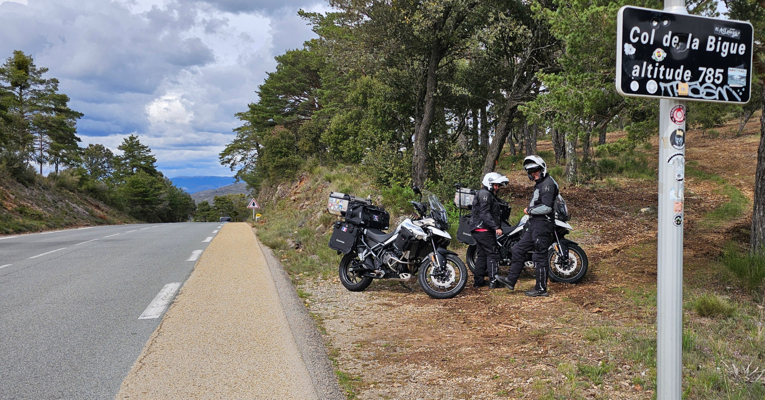 Route moto montant vers le Col de la Bigue à Aups, porte d'entrée du Verdon