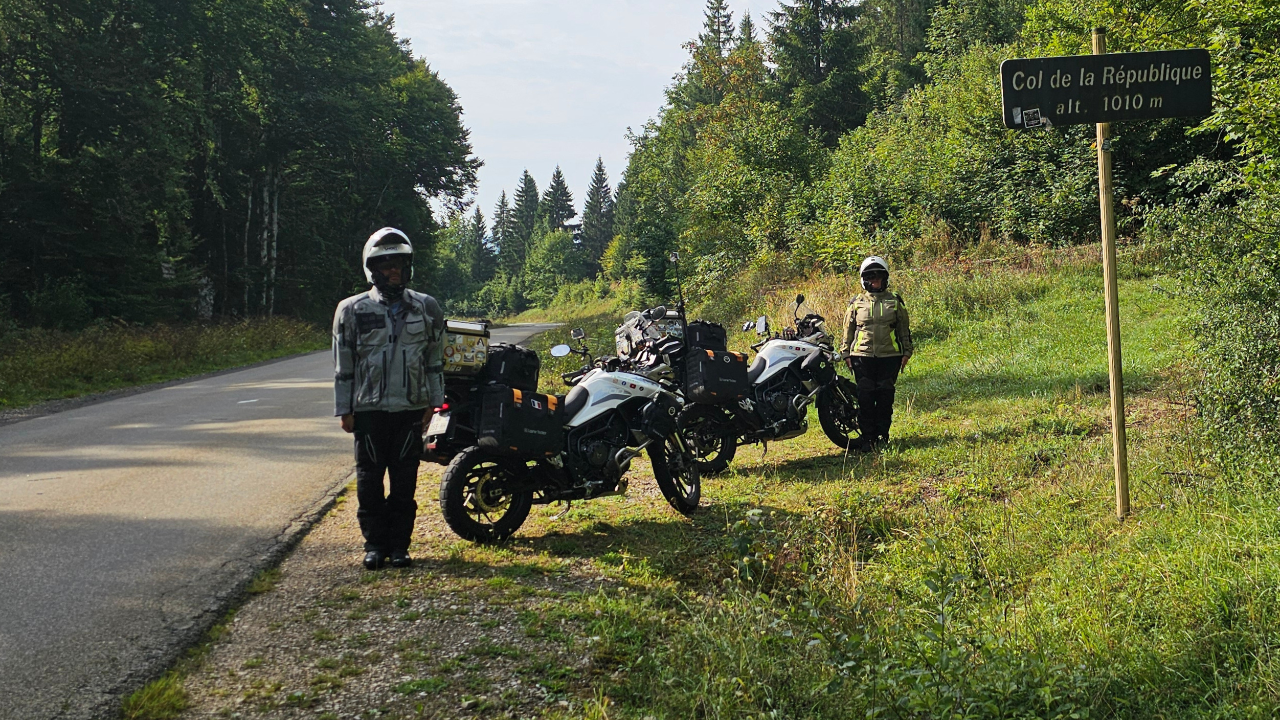 Panneau du Col de la République à 1010m entouré de sapins jurassiens