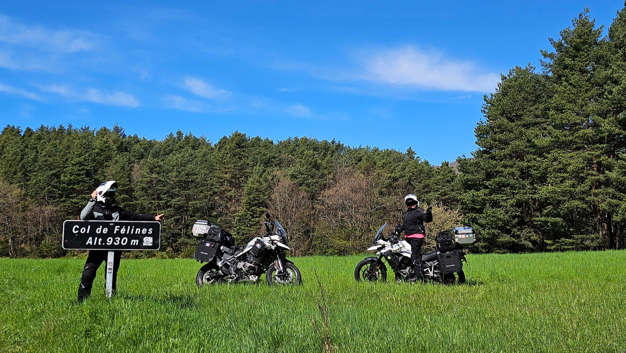 Panneau du Col de Felines à 930m avec vue plongeante sur le village médiéval d'Entrevaux.