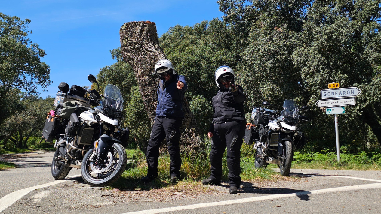 Route étroite et bitume propre menant au Col des Fourches dans le Var