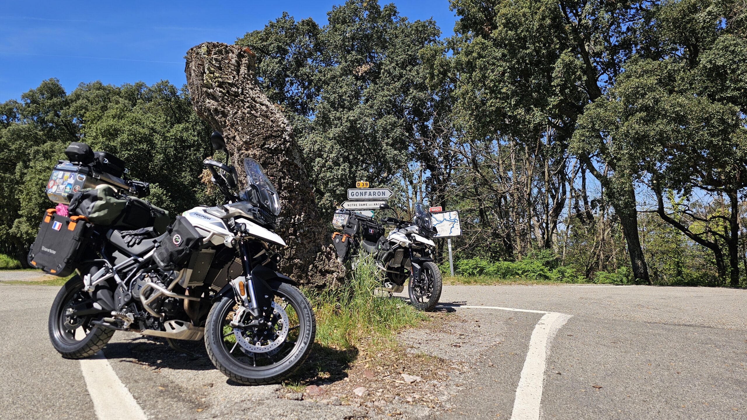 Triump tiger 900GTPro au sommet du col des fourches