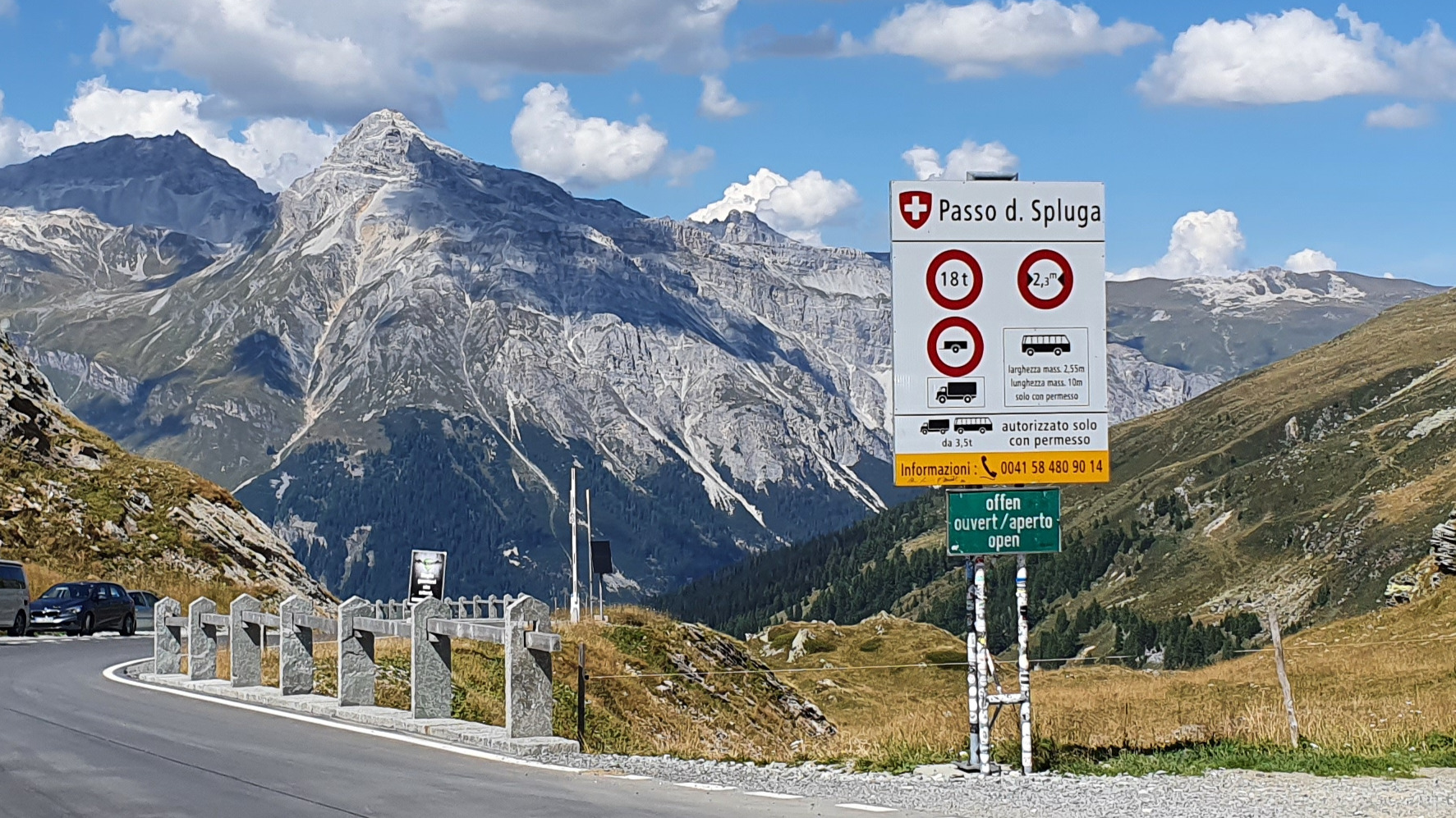 Lacets serrés et montagnesdu versant italien du Passo dello Spluga à moto.