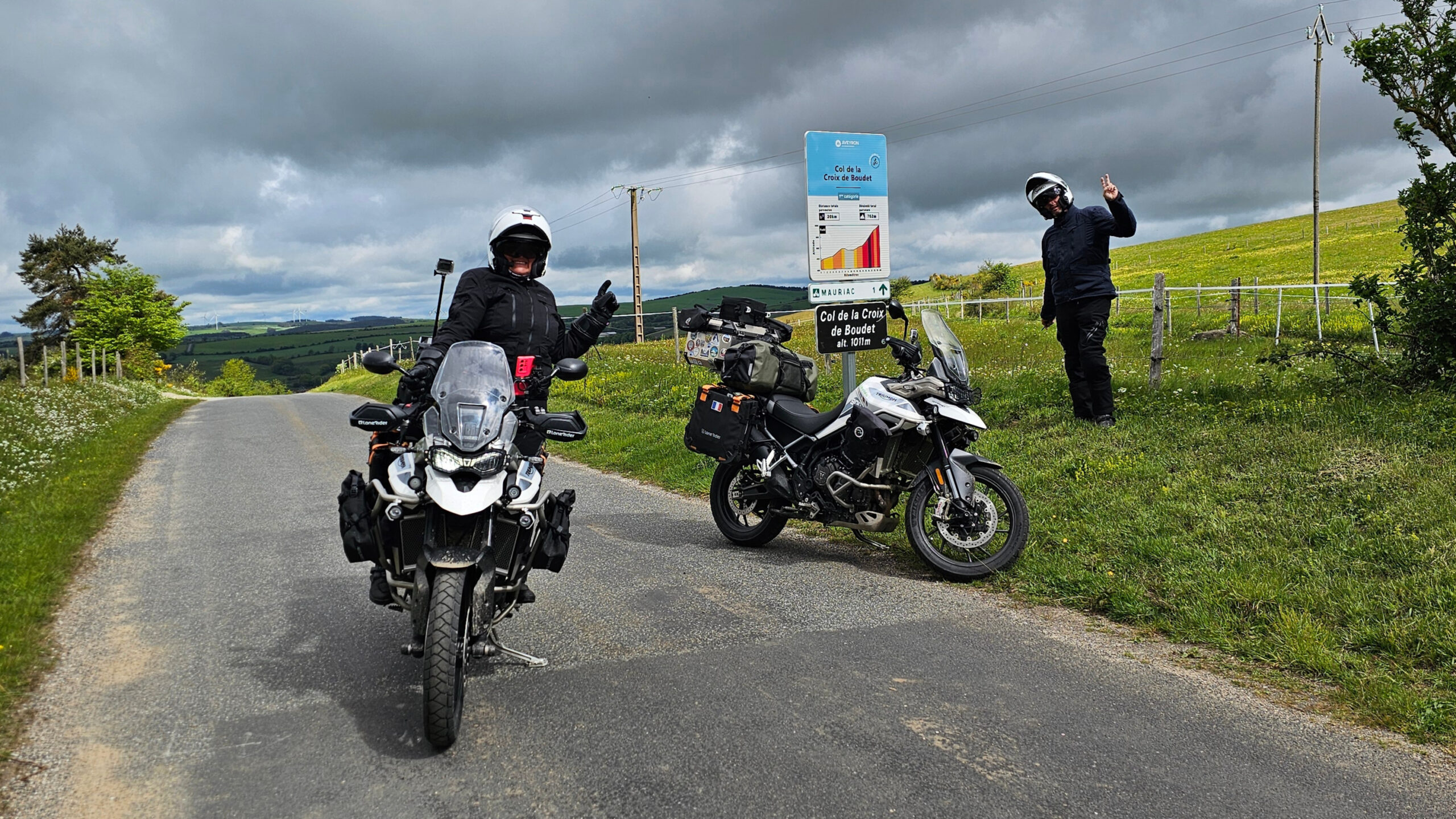 Motos stationnées au Col de la Croix de Boudet près du panneau du col et du panneau indiquant le profil de montée