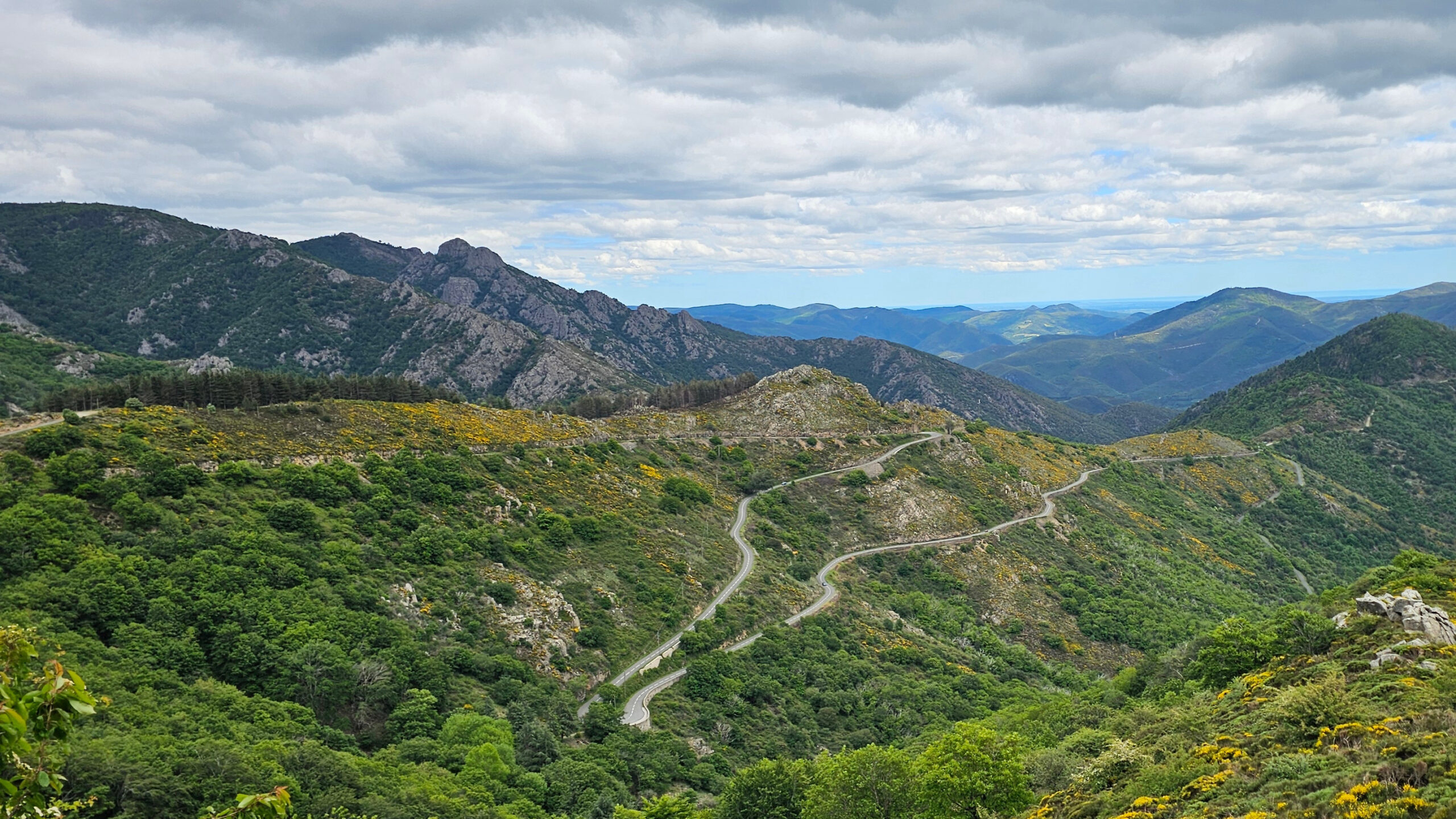 Panorama spectaculaire depuis le belvédère de la D14 au col de Fontfroide, dévoilant les reliefs de l'Hérault jusqu'à la mer Méditerranée.