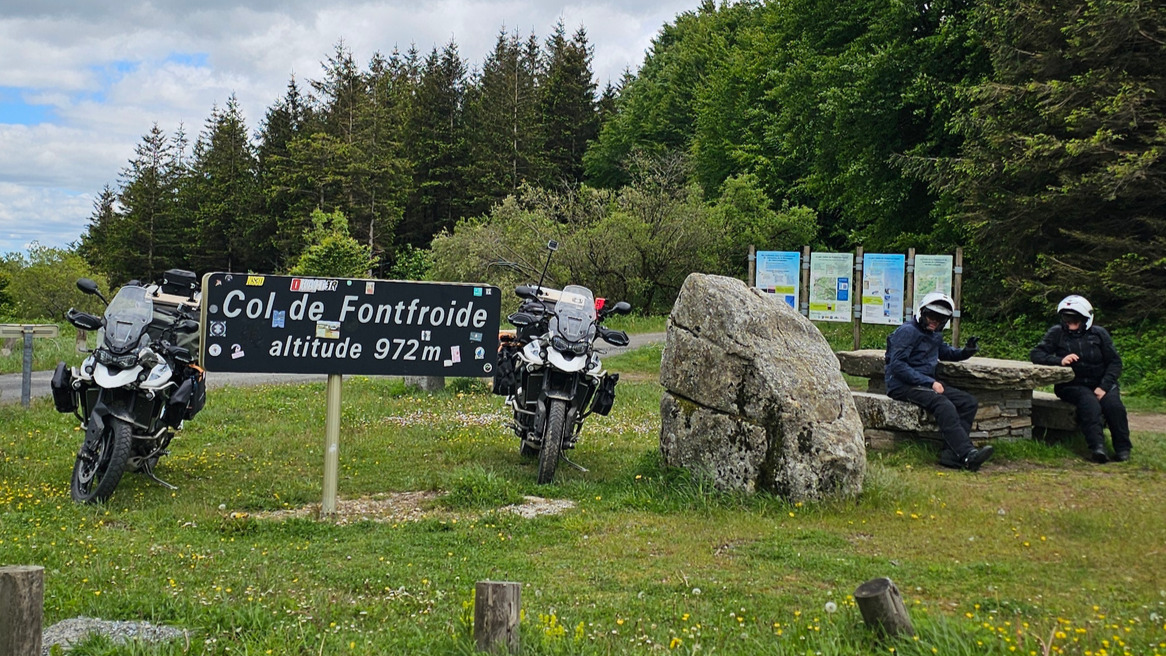 Statues-menhirs gravées et tables de pique-nique en bois dans la clairière ombragée au sommet du col de Fontfroide.