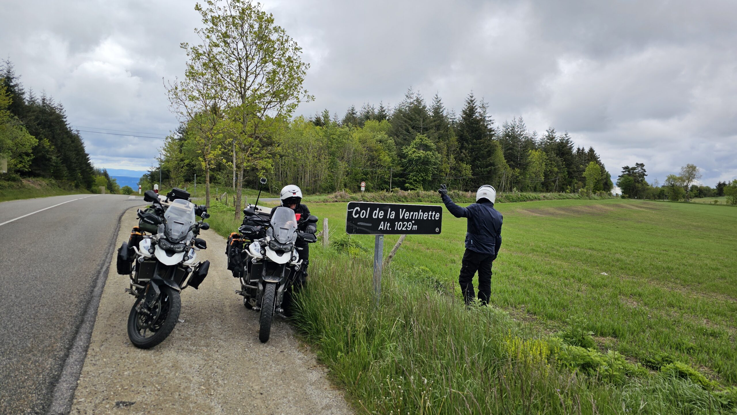 Le panneau du Col de Vernhette à 1029 mètres d'altitude, isolé au bord d'une route forestière paisible.