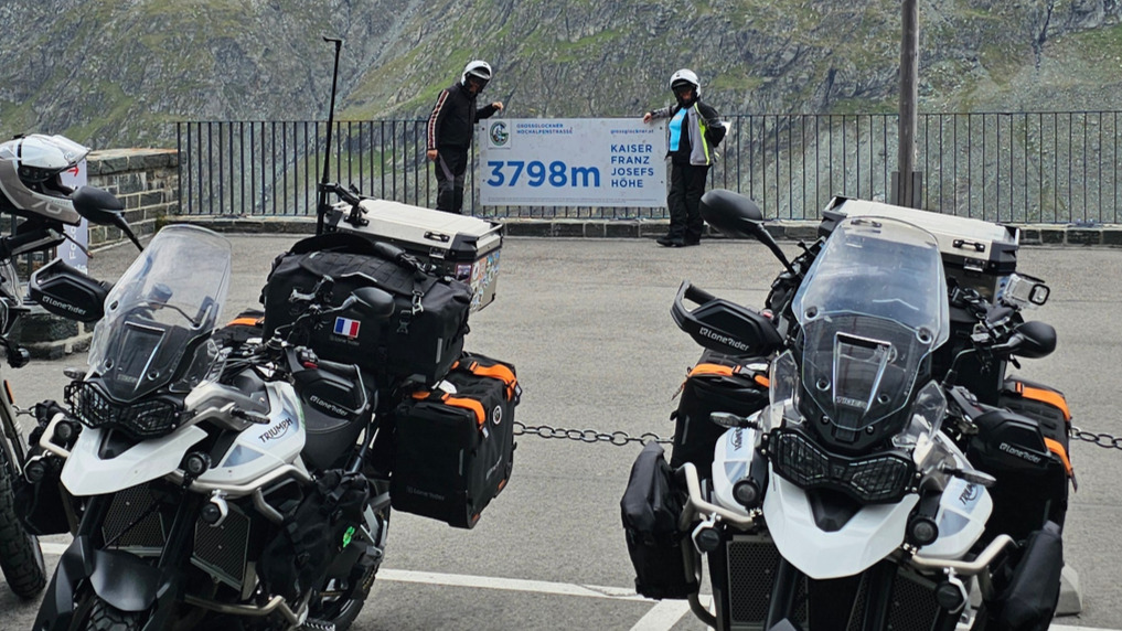 Triumph Tiger 900 GT Pro devant le panneau du Grossglockner en Autriche