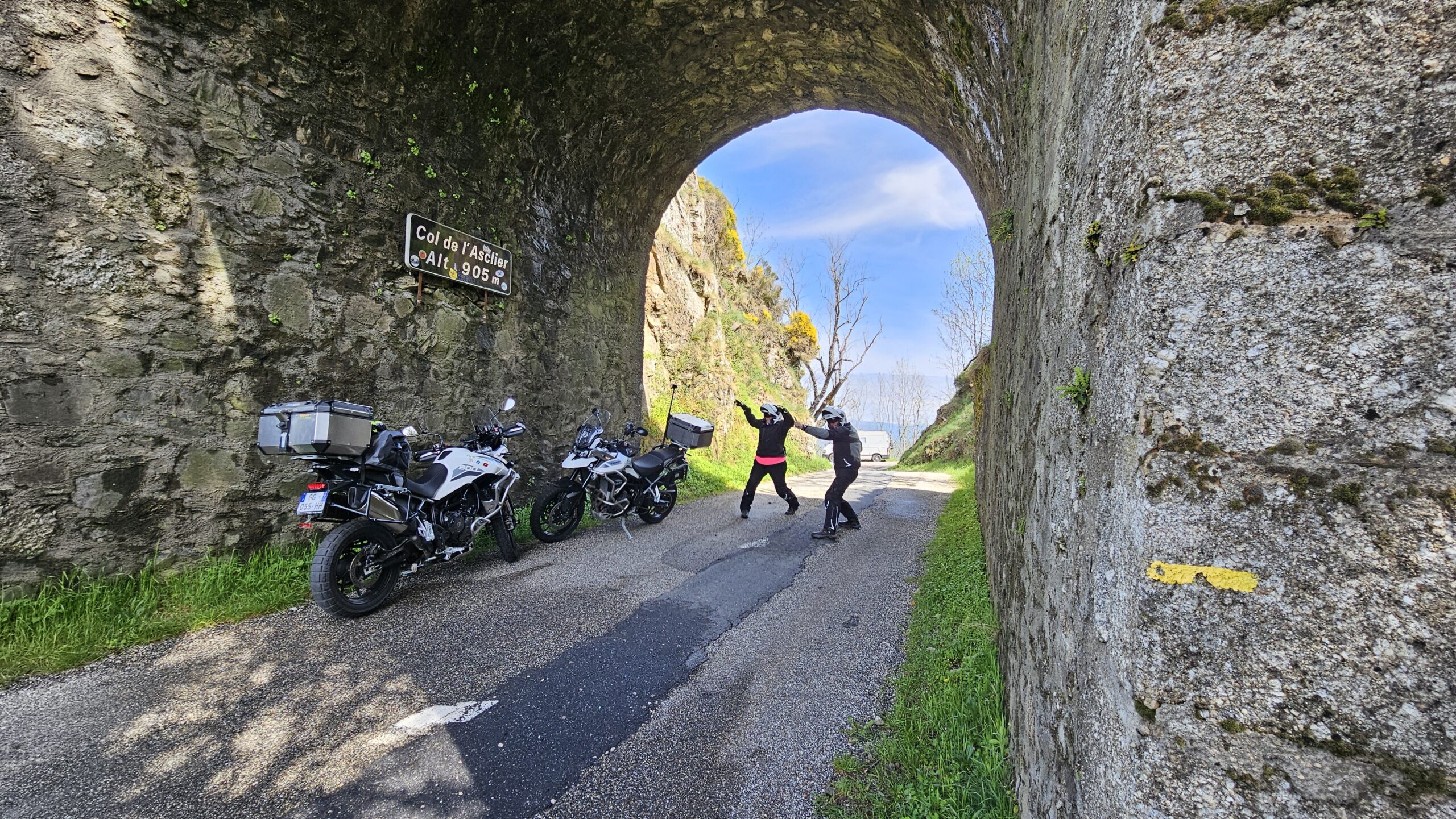 Sortie du tunnel de pierre au col de l'Asclier à moto