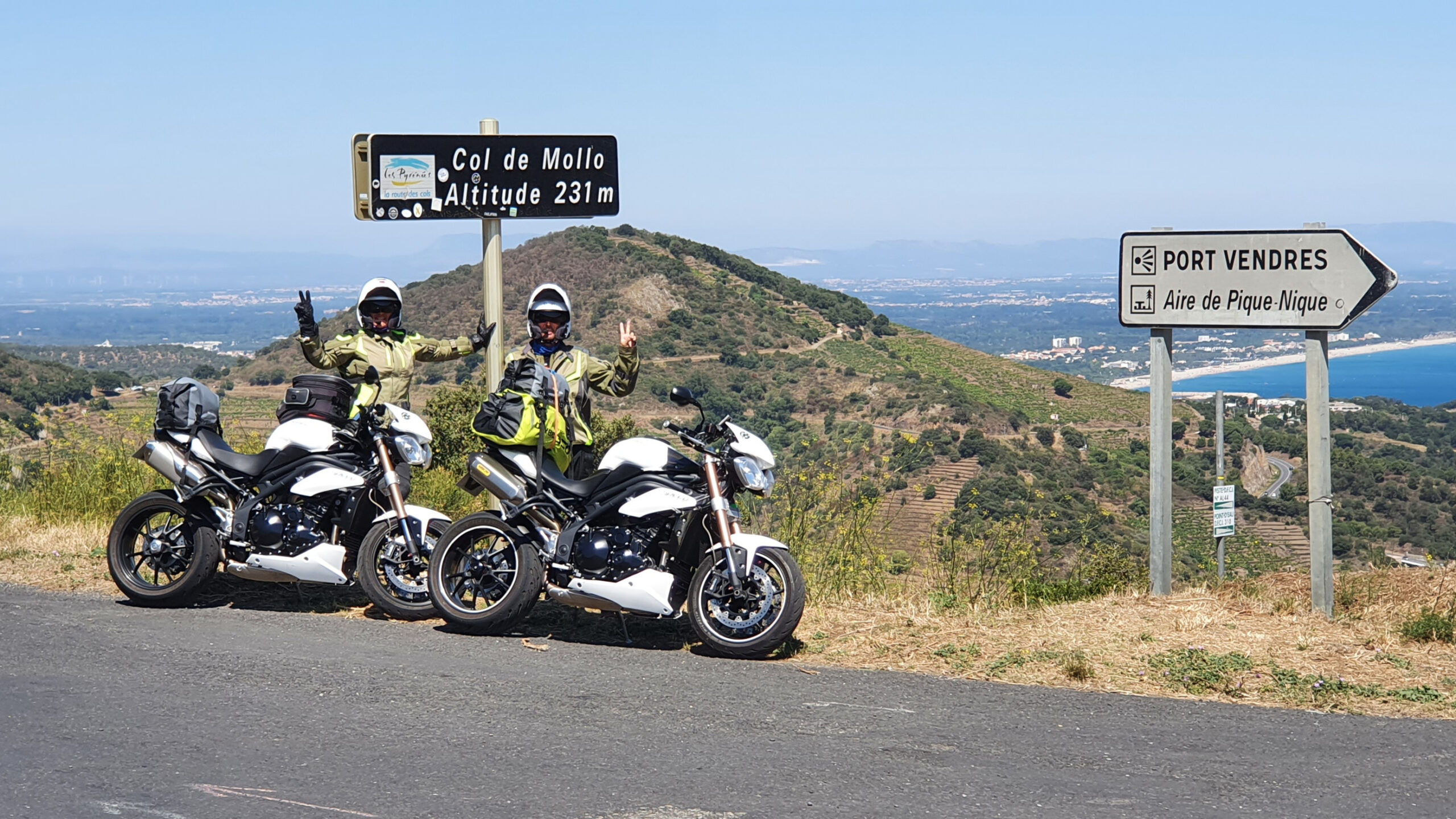 Panorama depuis le Col de Mollo avec la mer Méditerranée et la chaîne des Pyrénées en arrière-plan.