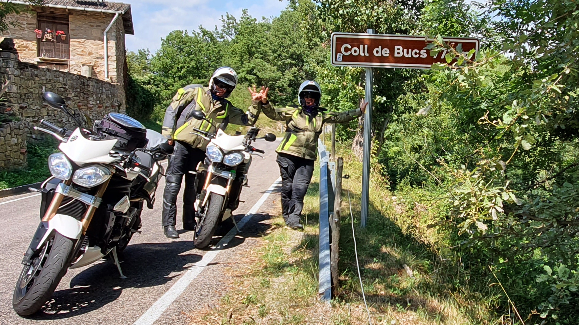 Panneau marron espagnol du Coll de Bucs à 773 mètres d'altitude en Catalogne.