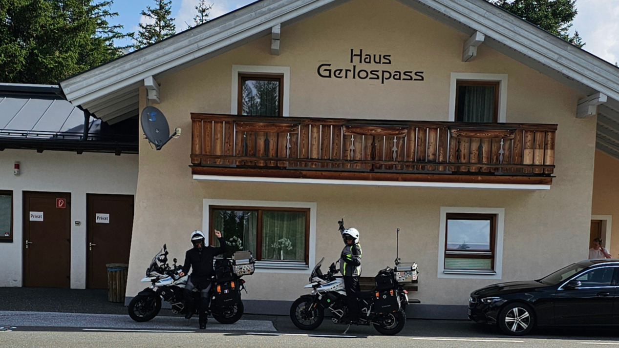 Maison typique avec le nom du Gerlospass affiché en montagne