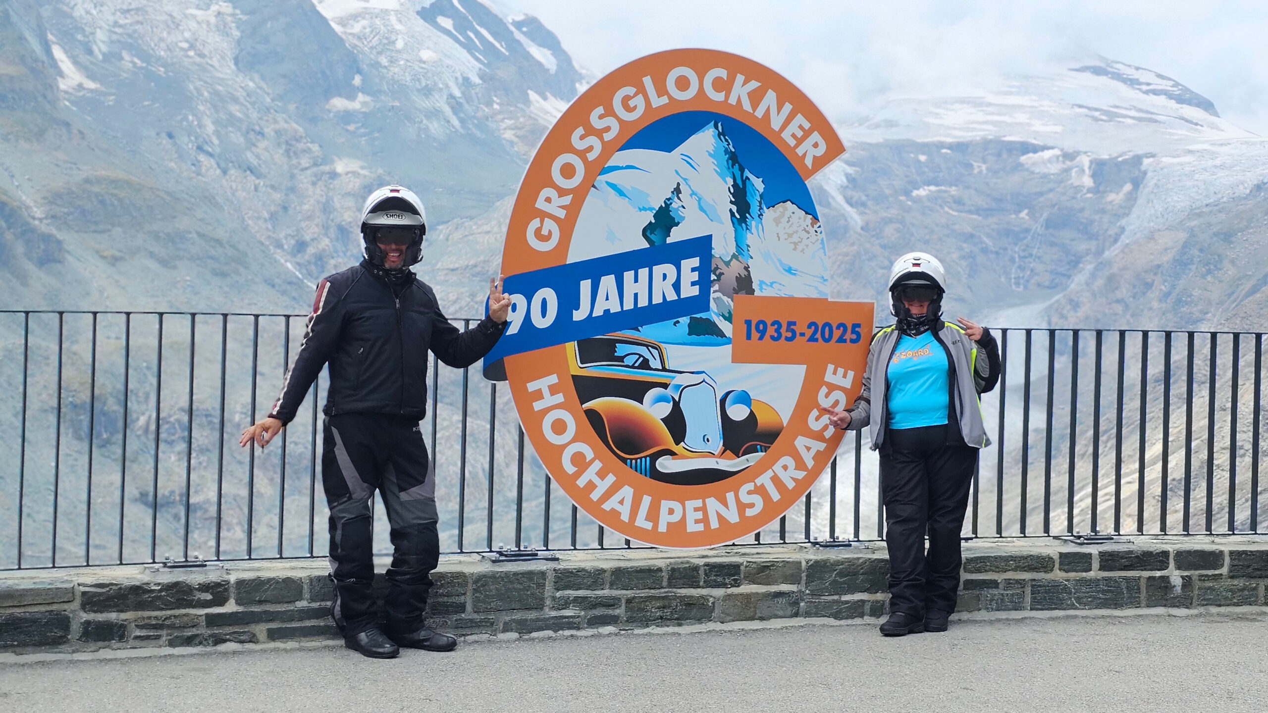 Motards devant le panneau du 90e anniversaire du Grossglockner en Autriche