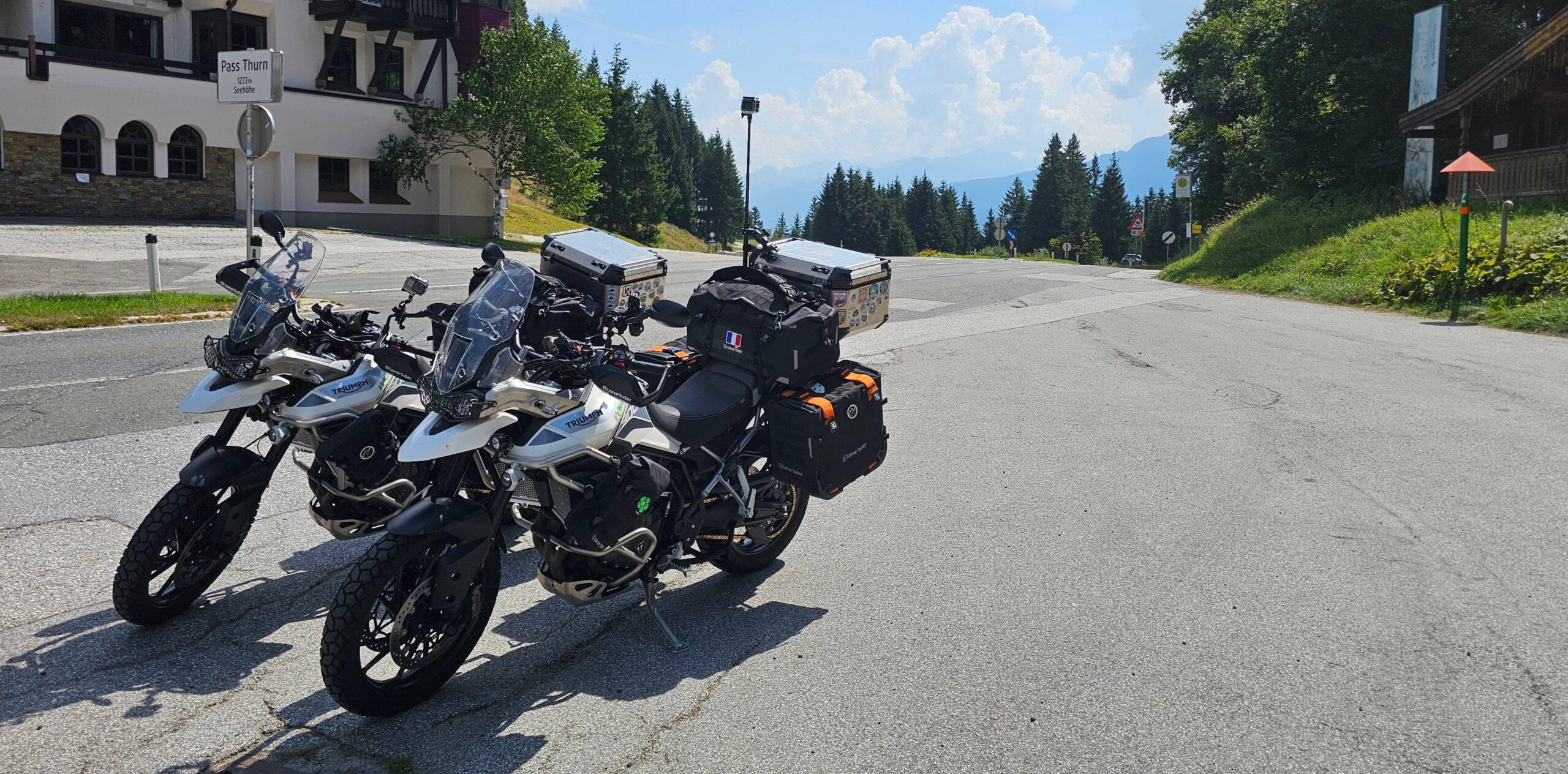 Route du Pass Thurn traversant les forêts des Alpes de Kitzbühel avec motos au loin